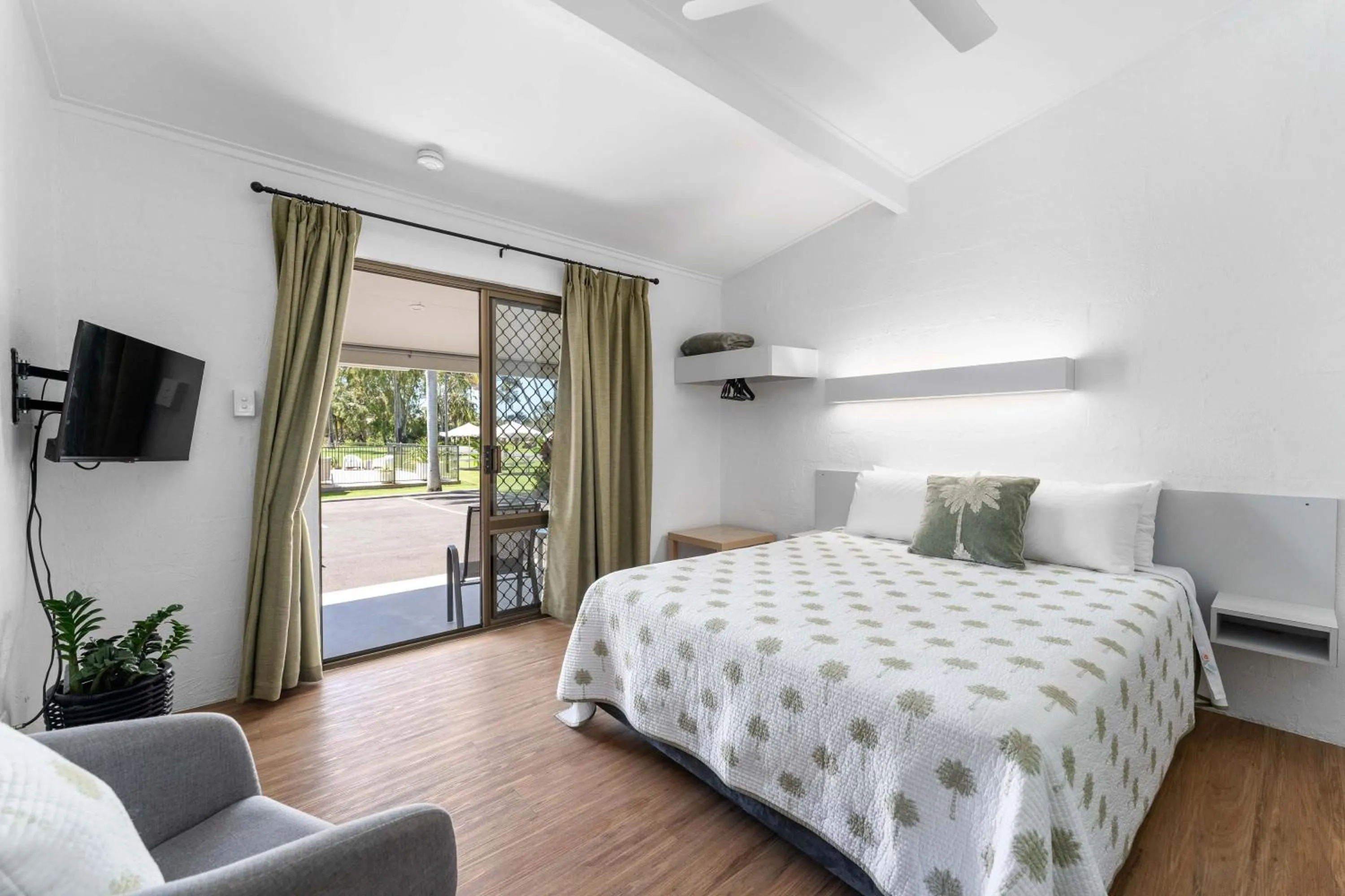 Bed in Kinka Palms Motel