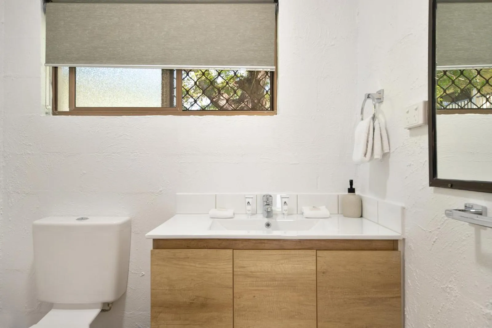 Bathroom in Kinka Palms Motel