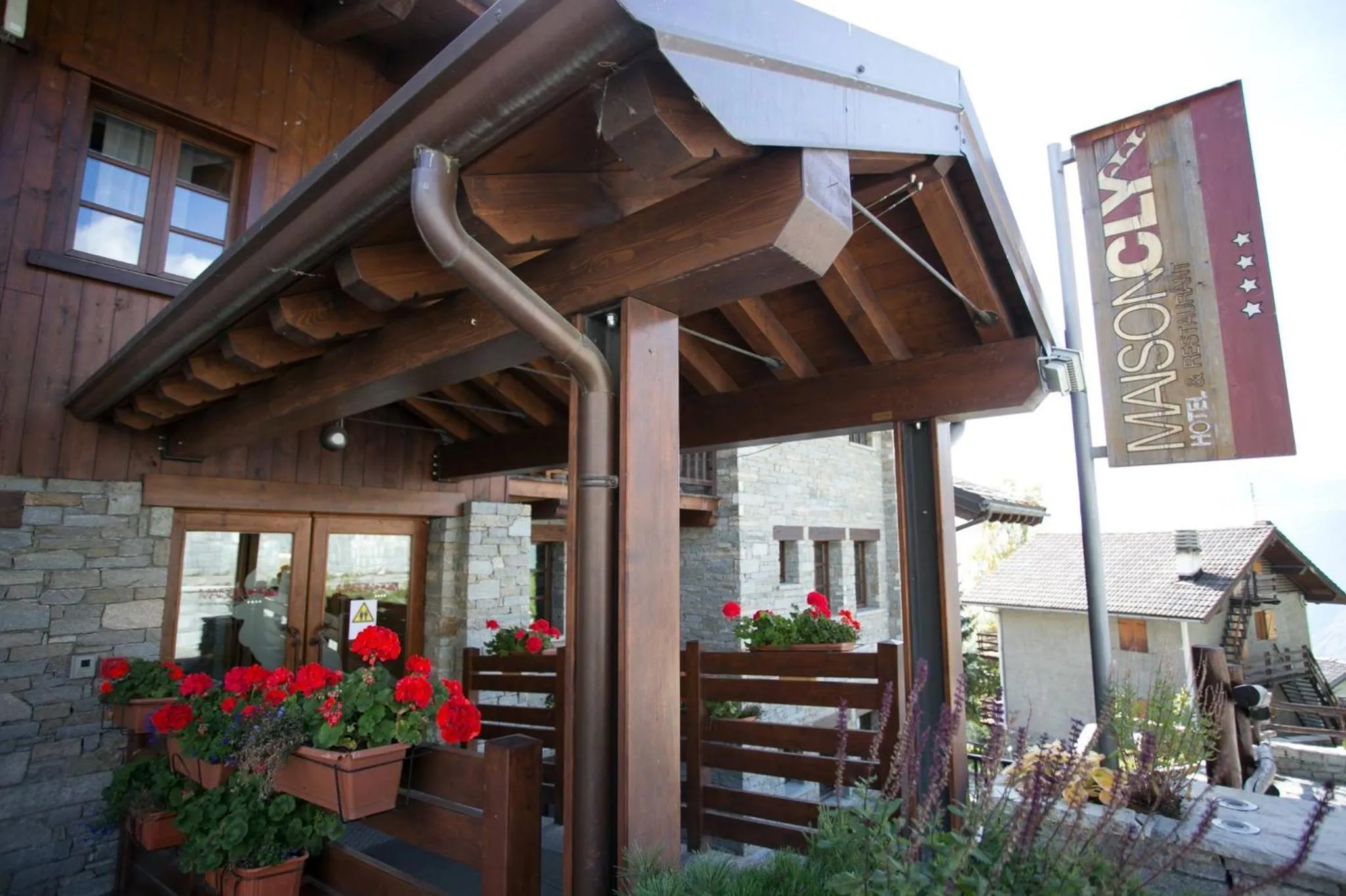 Facade/entrance in Maison Cly