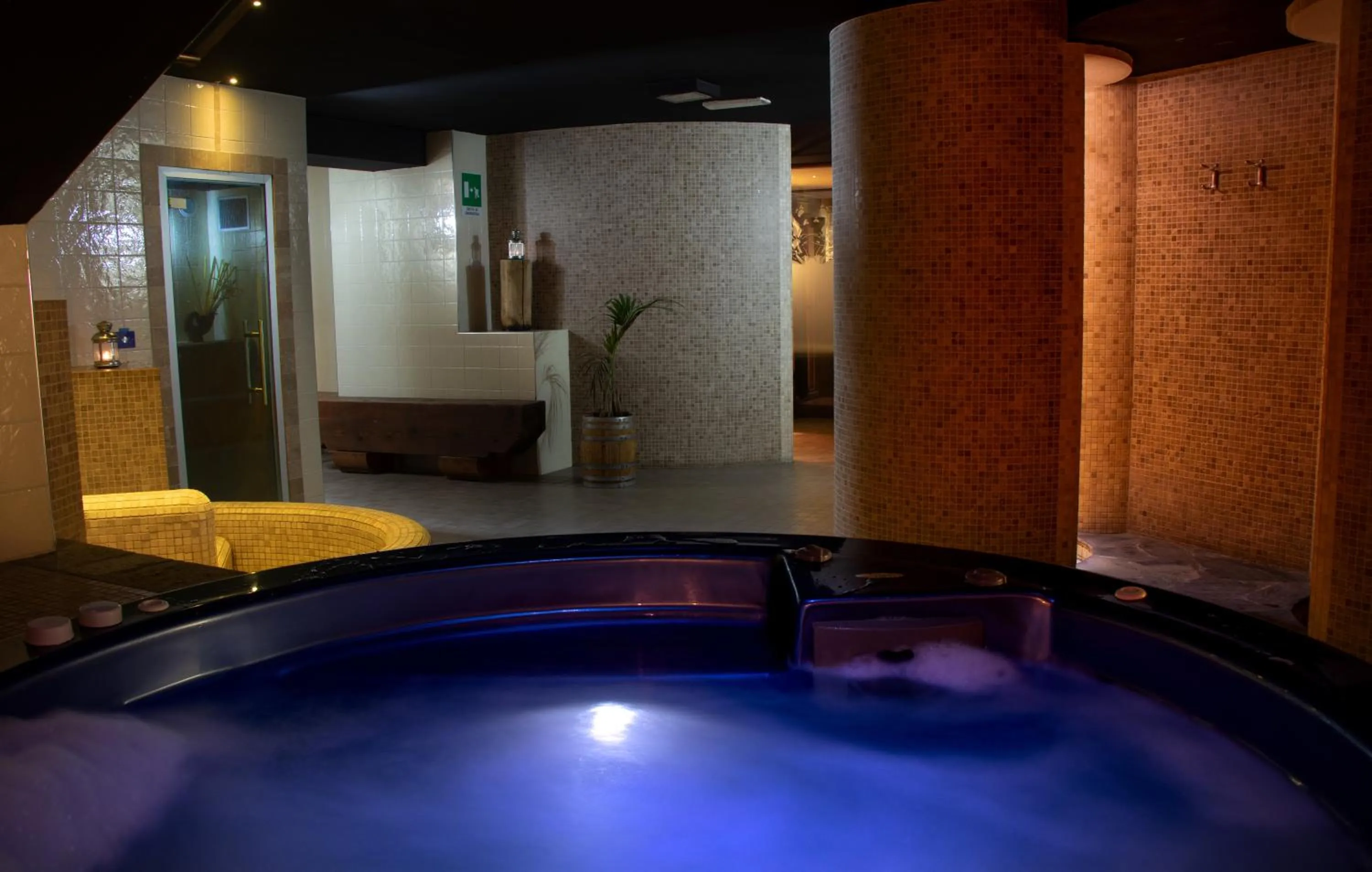 Hot Tub in Maison Cly