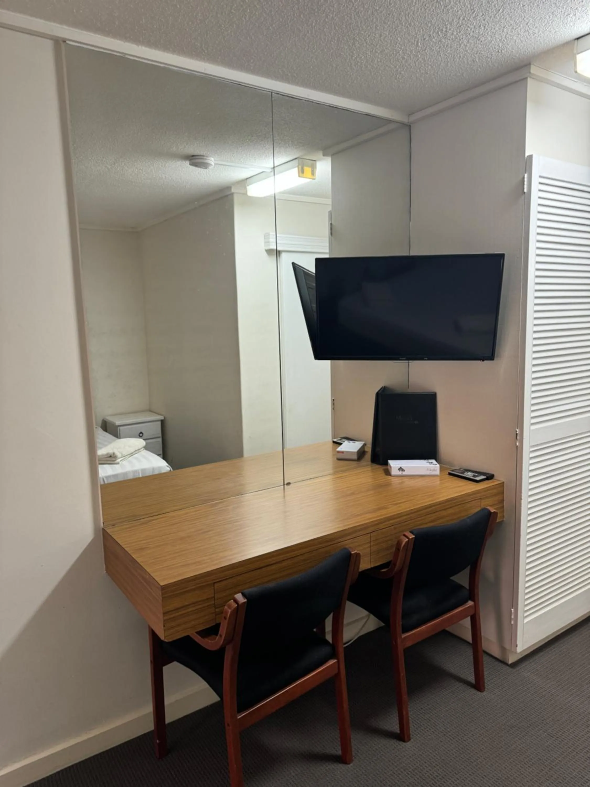 TV and multimedia in Mid City Plantation Motel