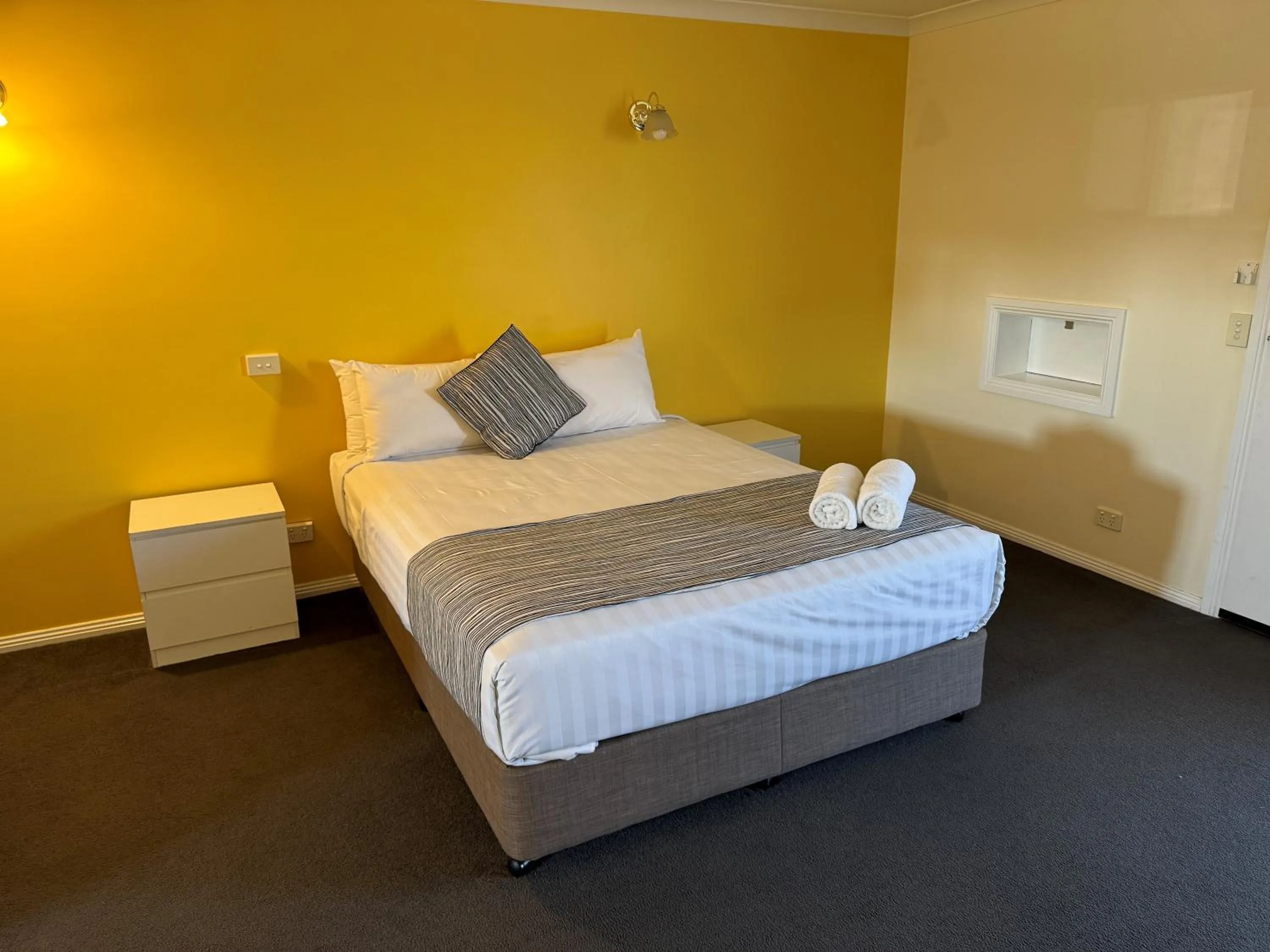 Bed in Mid City Plantation Motel