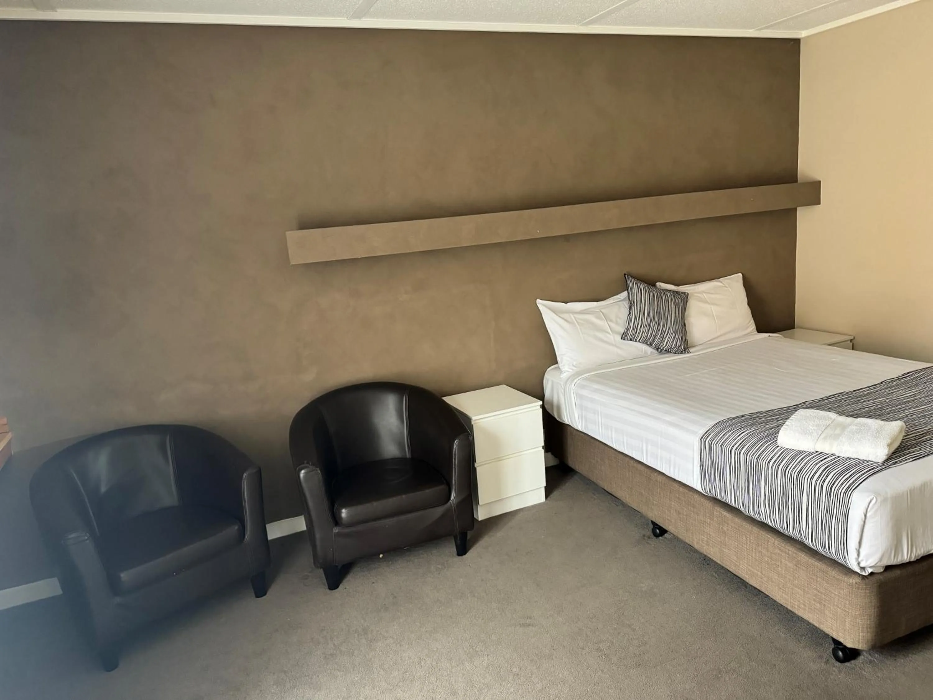 Bed in Mid City Plantation Motel