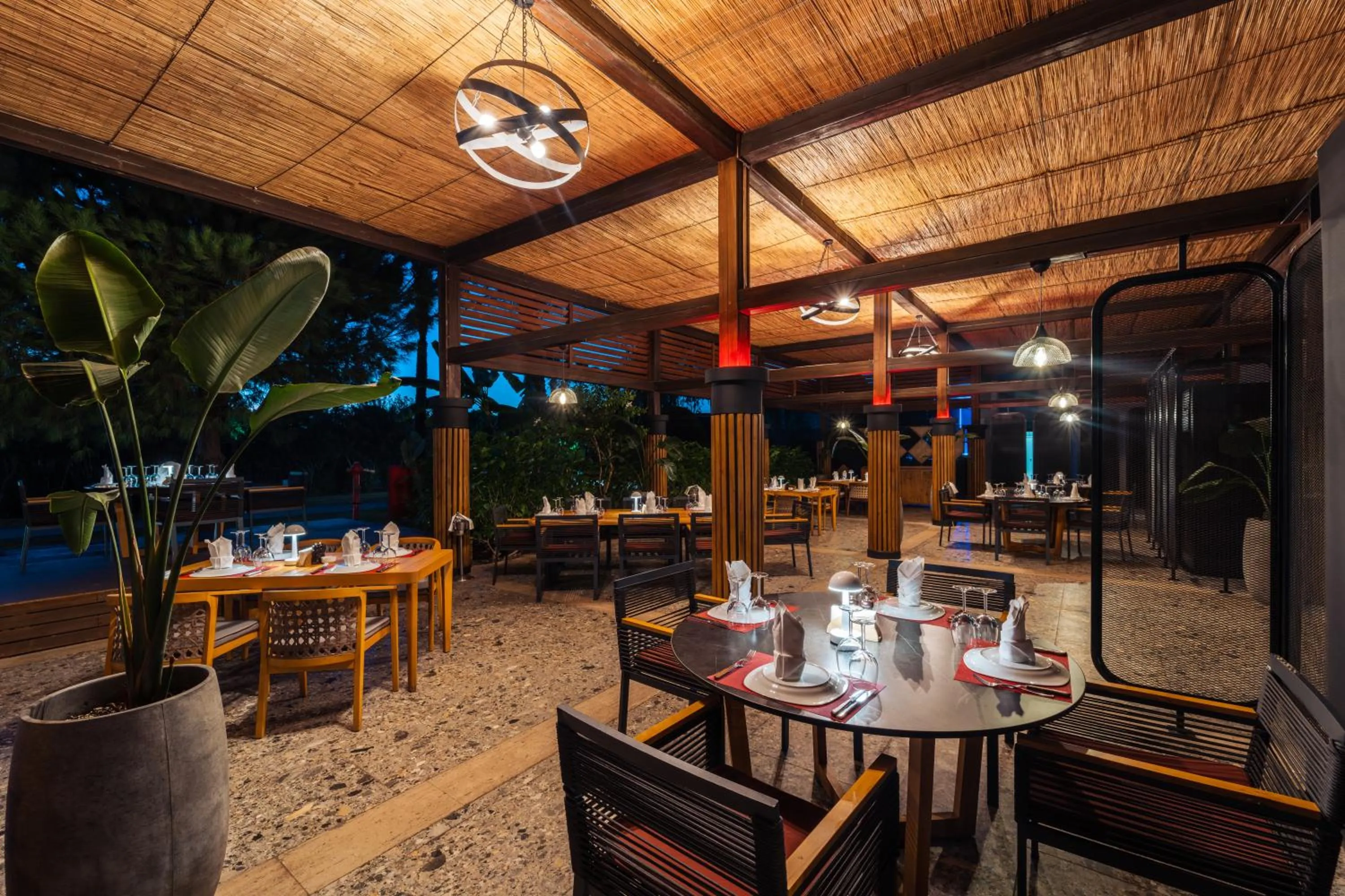 Restaurant/places to eat in IC Hotels Green Palace - Kids Concept