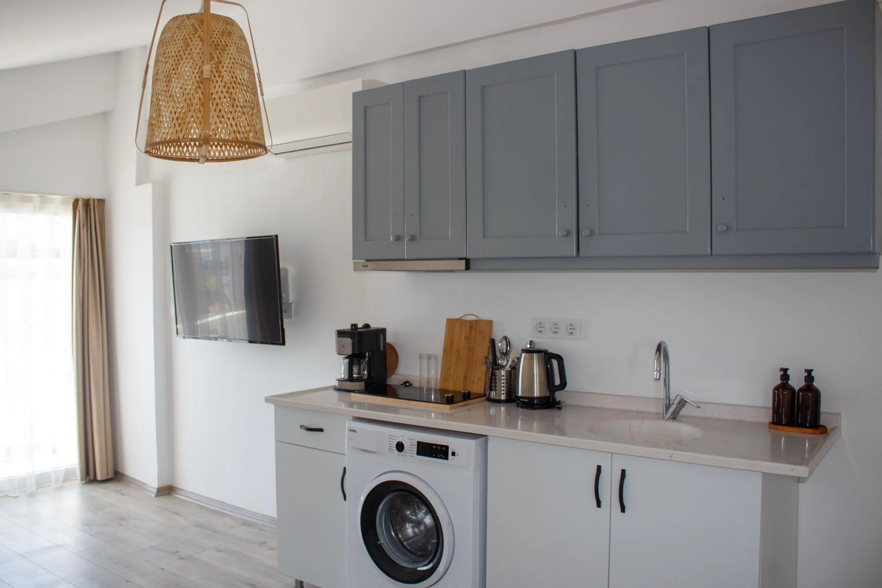 Coffee/tea facilities in Aloha Suites