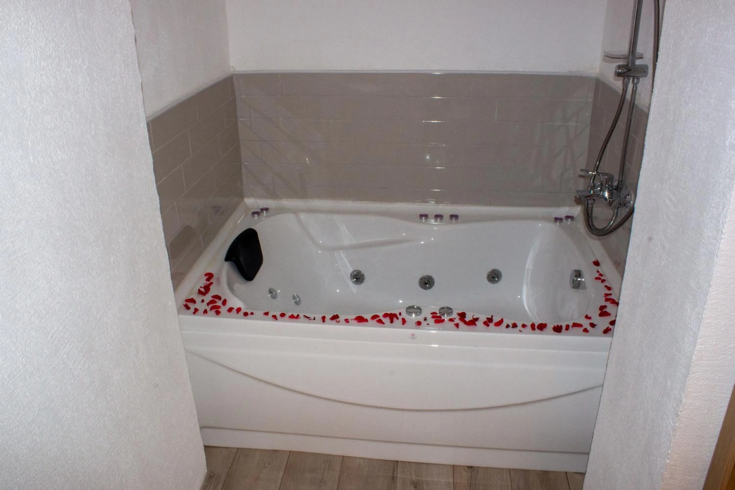 Bath in Aloha Suites