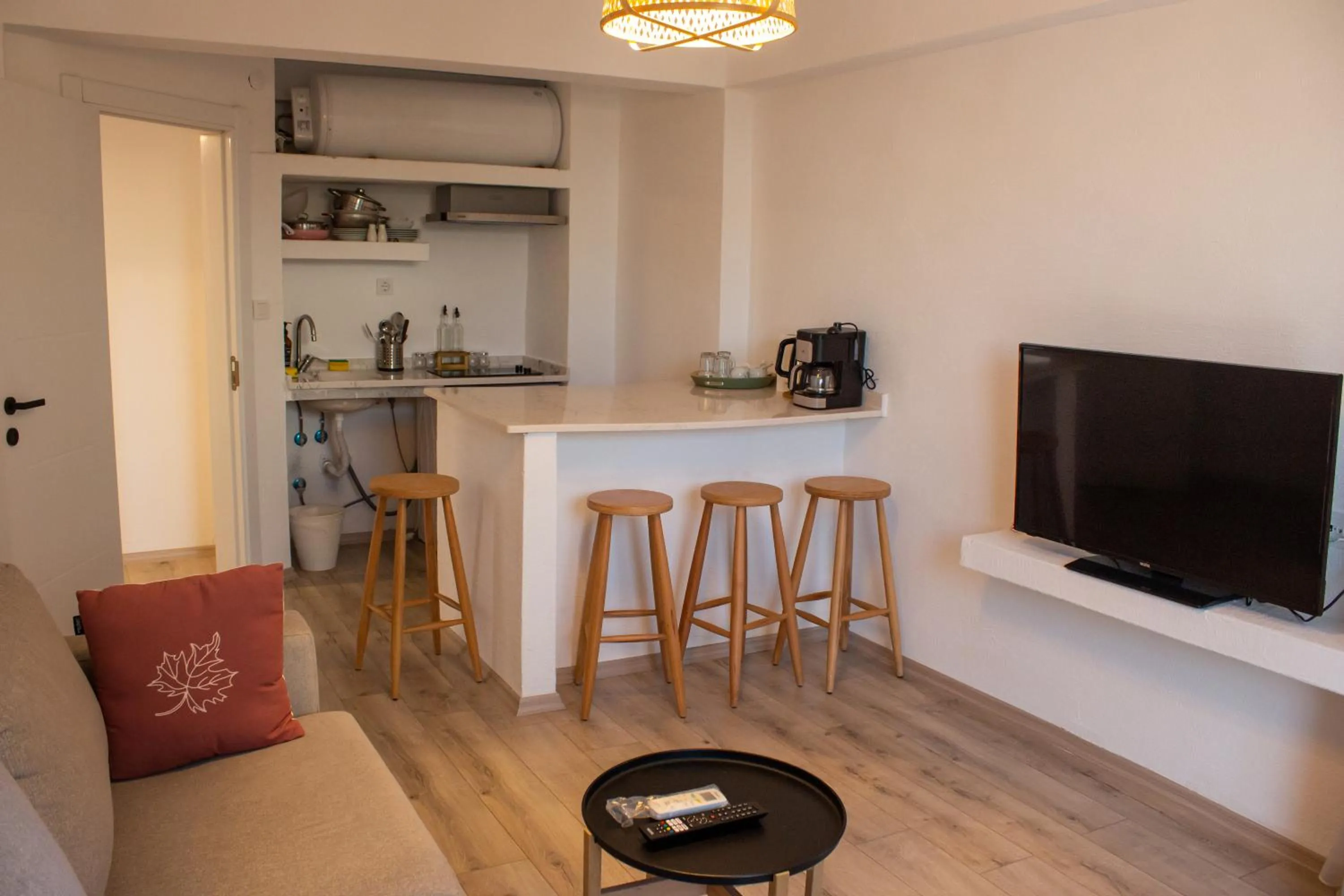 Kitchen or kitchenette in Aloha Suites