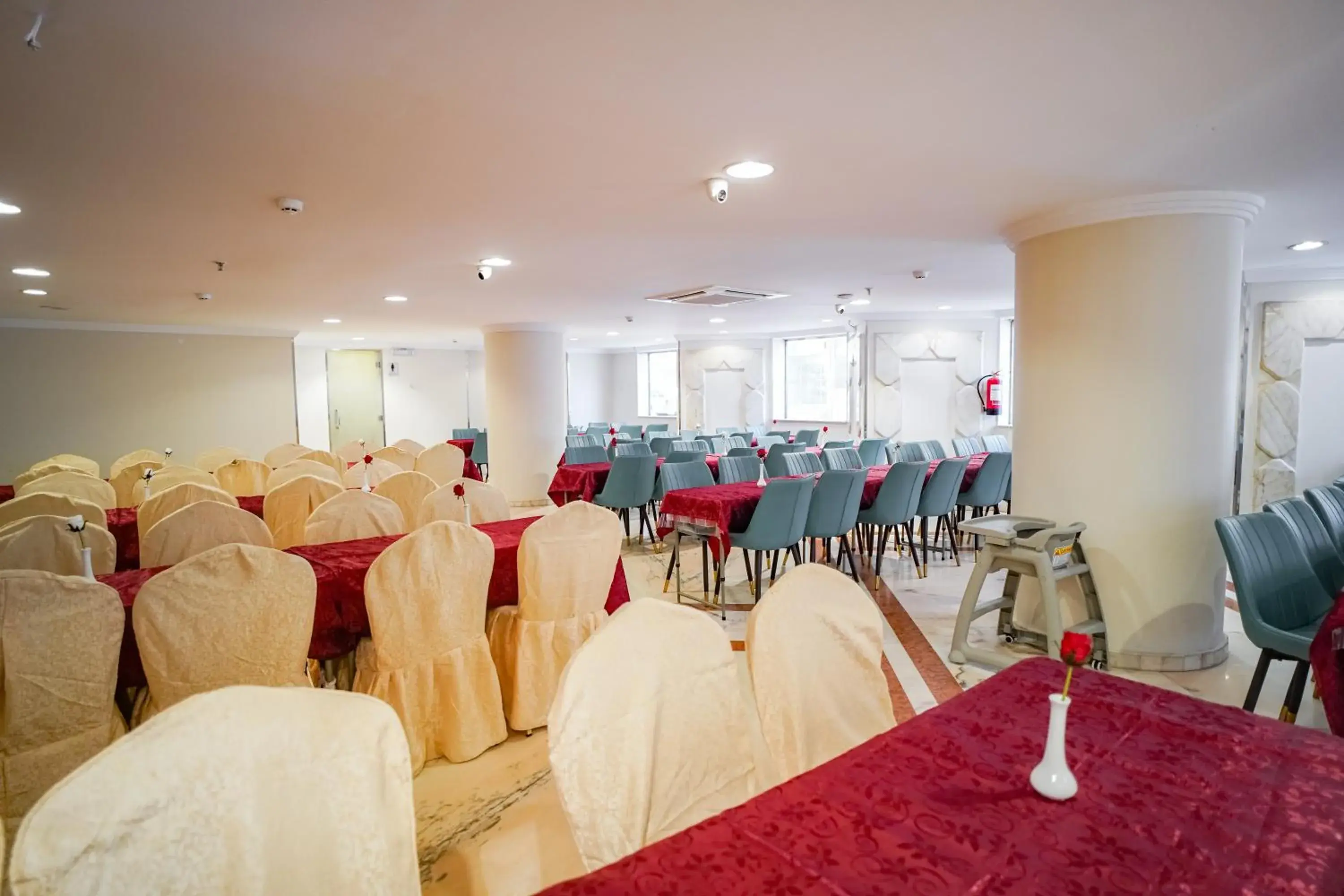 Restaurant/places to eat in Osturat Emaar Hotel Restaurant/places to eat in Osturat Emaar Hotel