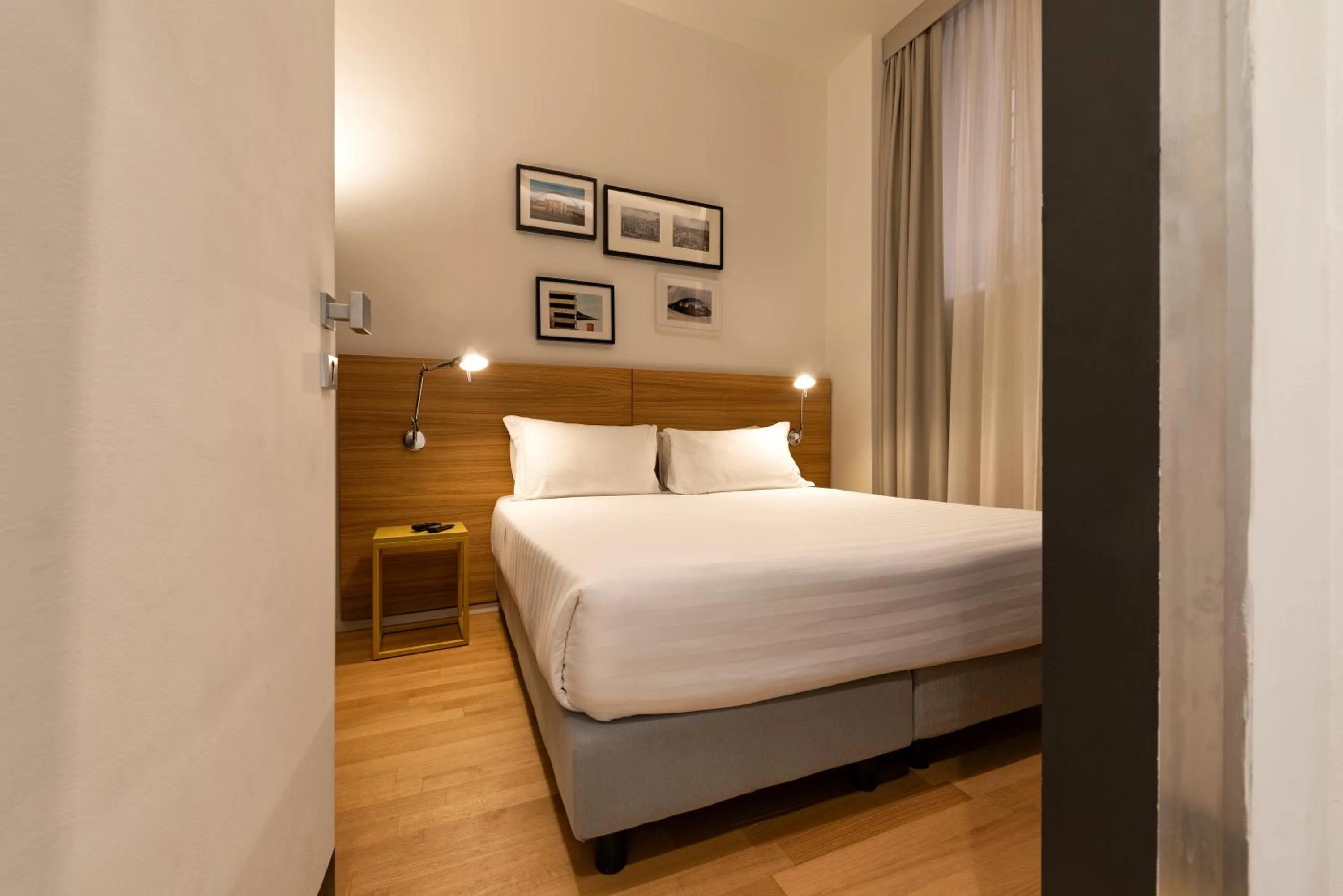 Photo of the whole room, Bed in Coronari Palace