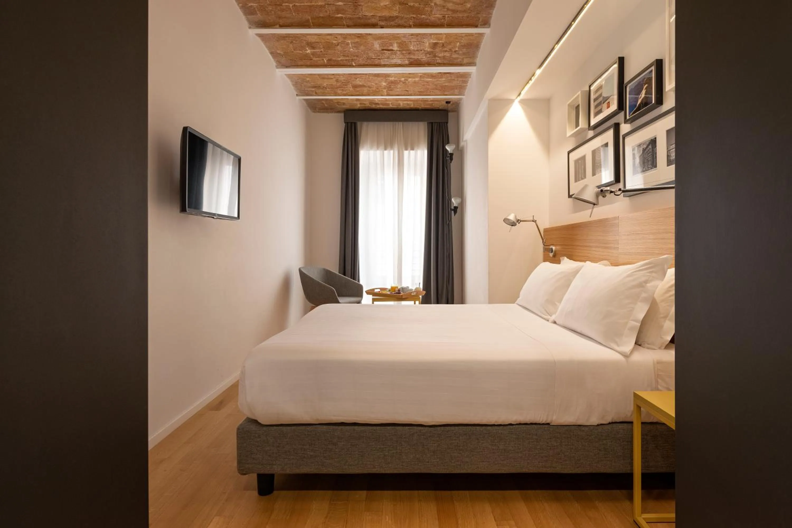 Photo of the whole room, Bed in Coronari Palace