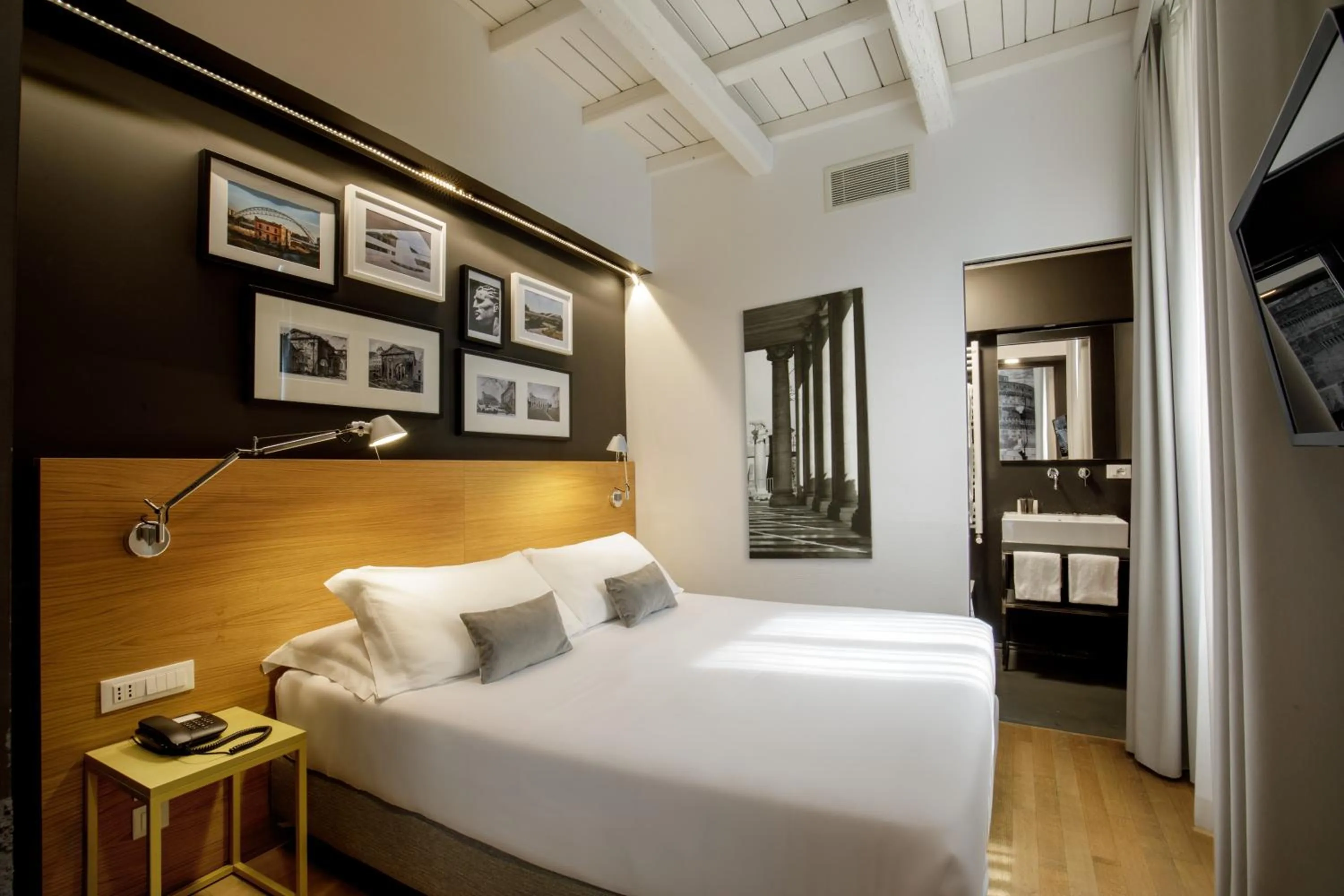 Bedroom, Bed in Coronari Palace