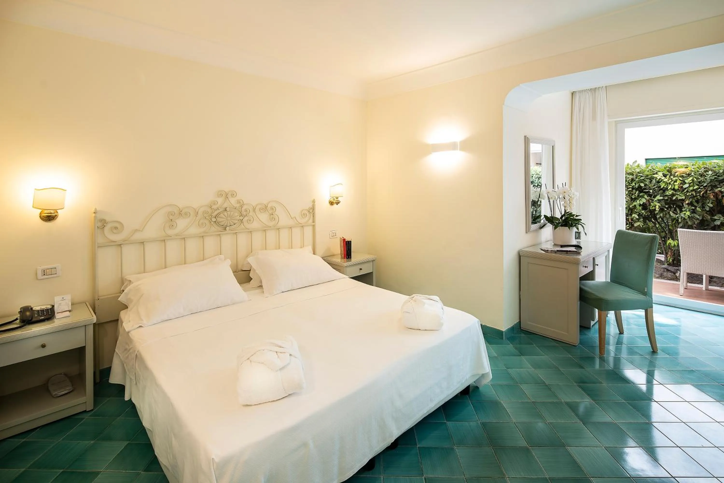 Bed in Hotel Continental Mare