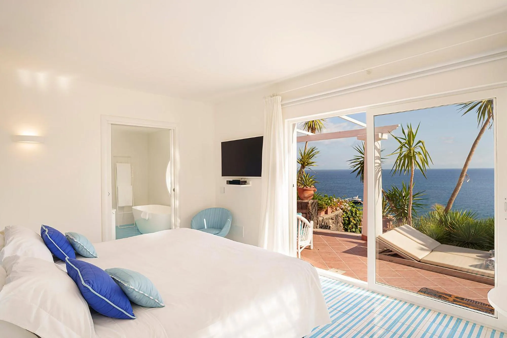 Photo of the whole room, Bed in Hotel Continental Mare