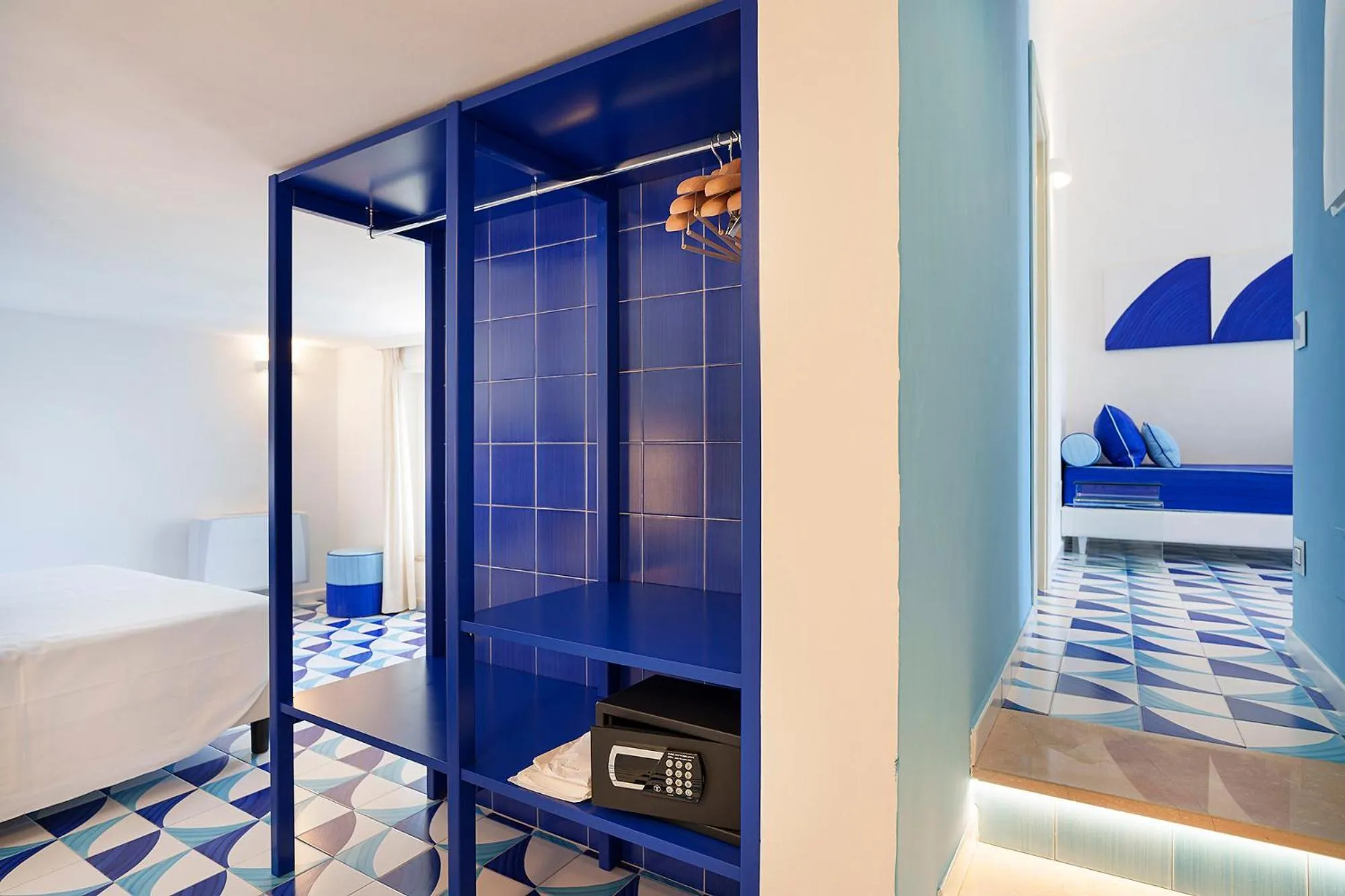 wardrobe, Bed in Hotel Continental Mare