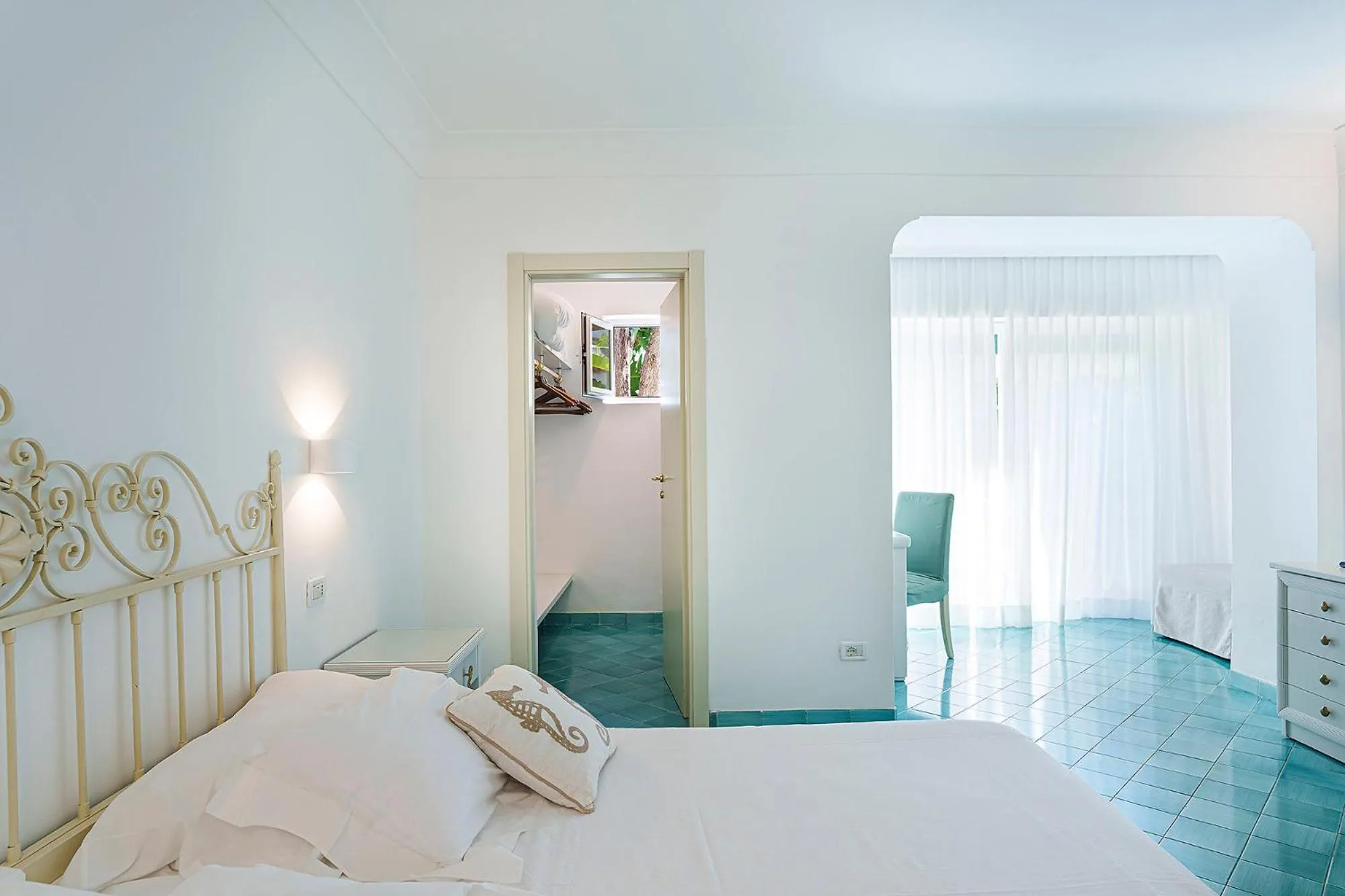 Photo of the whole room, Bed in Hotel Continental Mare