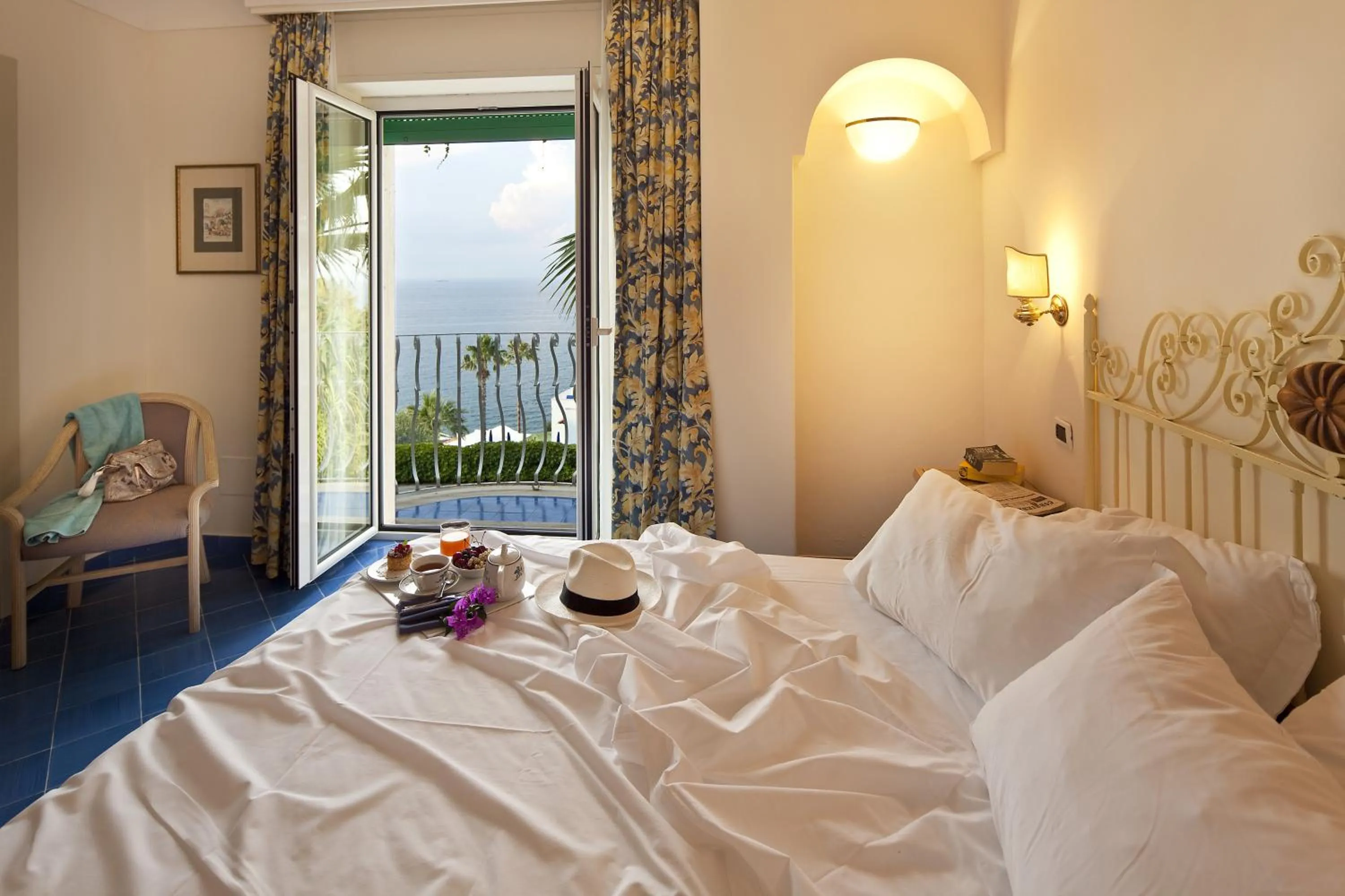 Bed in Hotel Continental Mare