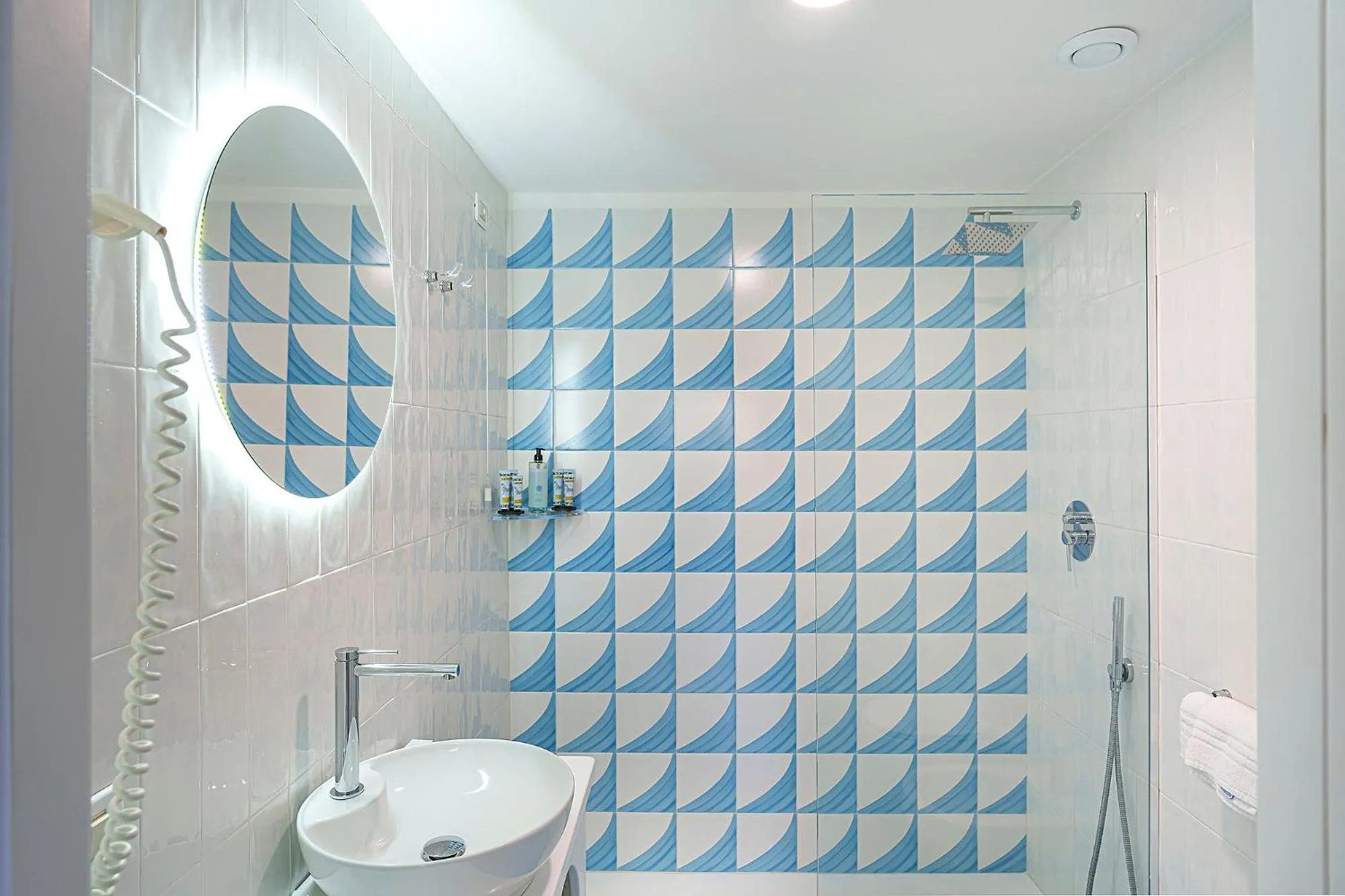 Shower in Hotel Continental Mare