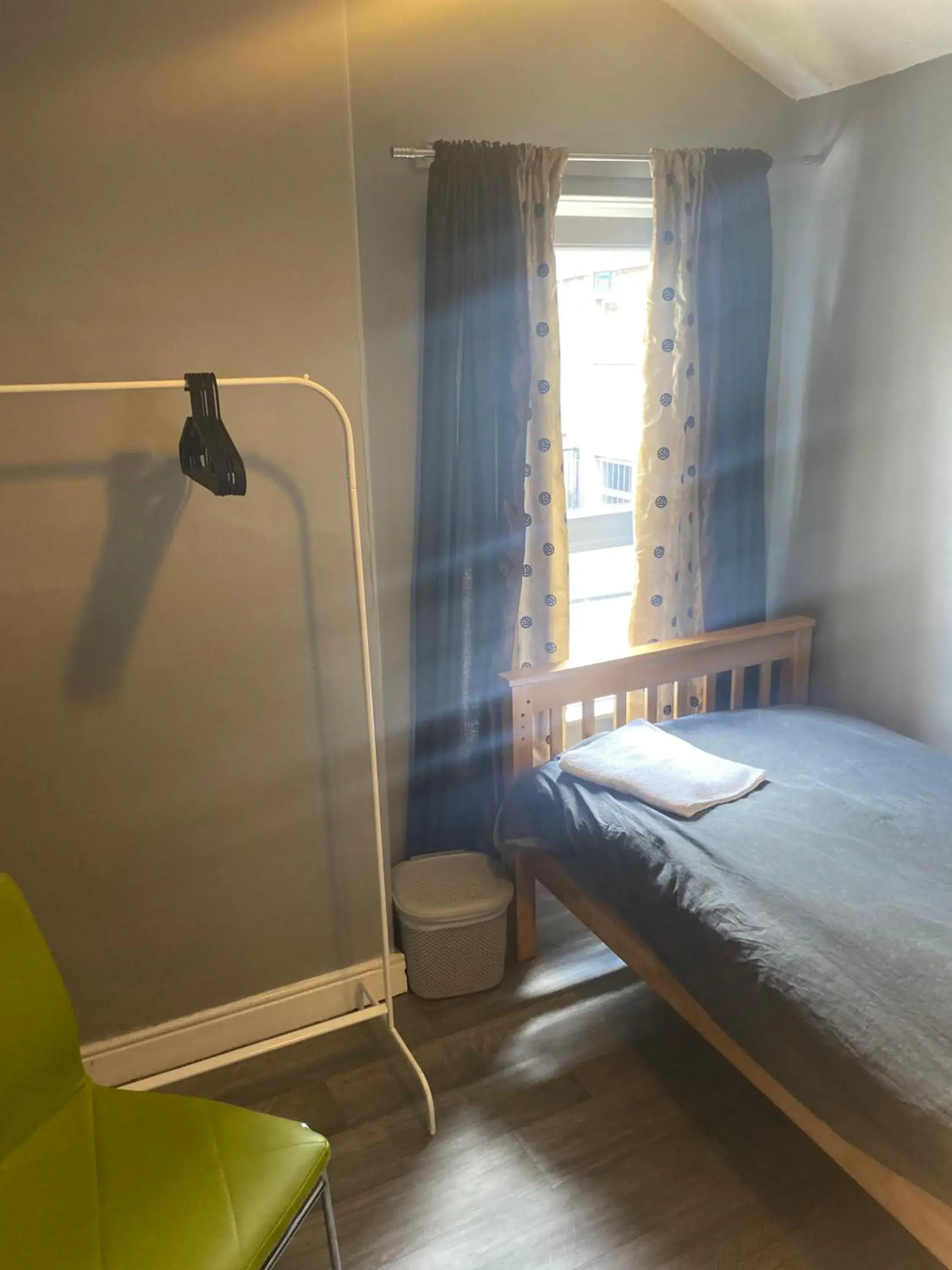 Budget Single Room in bnb STRICTLY OVER 25 ONLY Budget Single Room in bnb STRICTLY OVER 25 ONLY