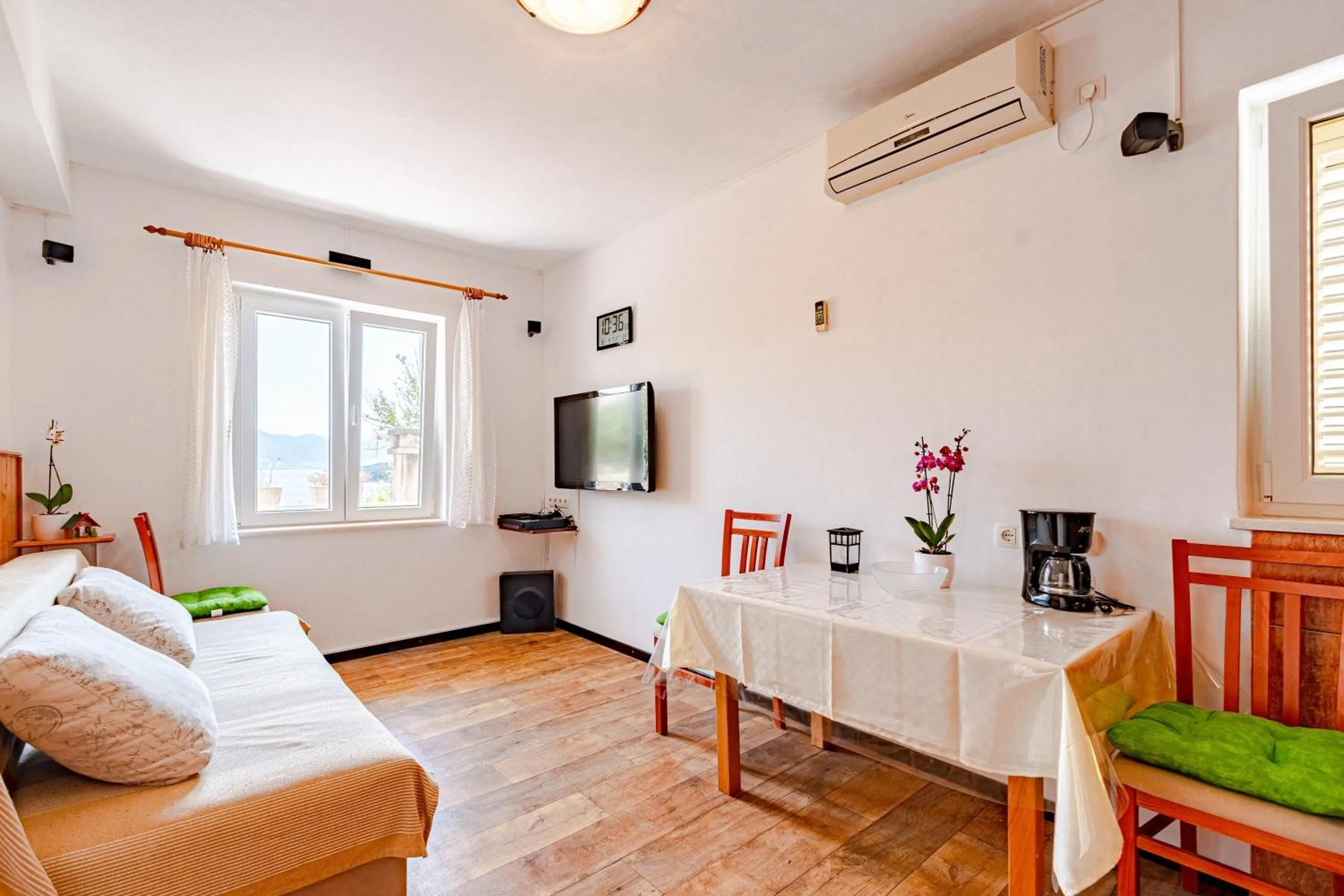 TV and multimedia in Apartments Siri, 1 min walk to the beach