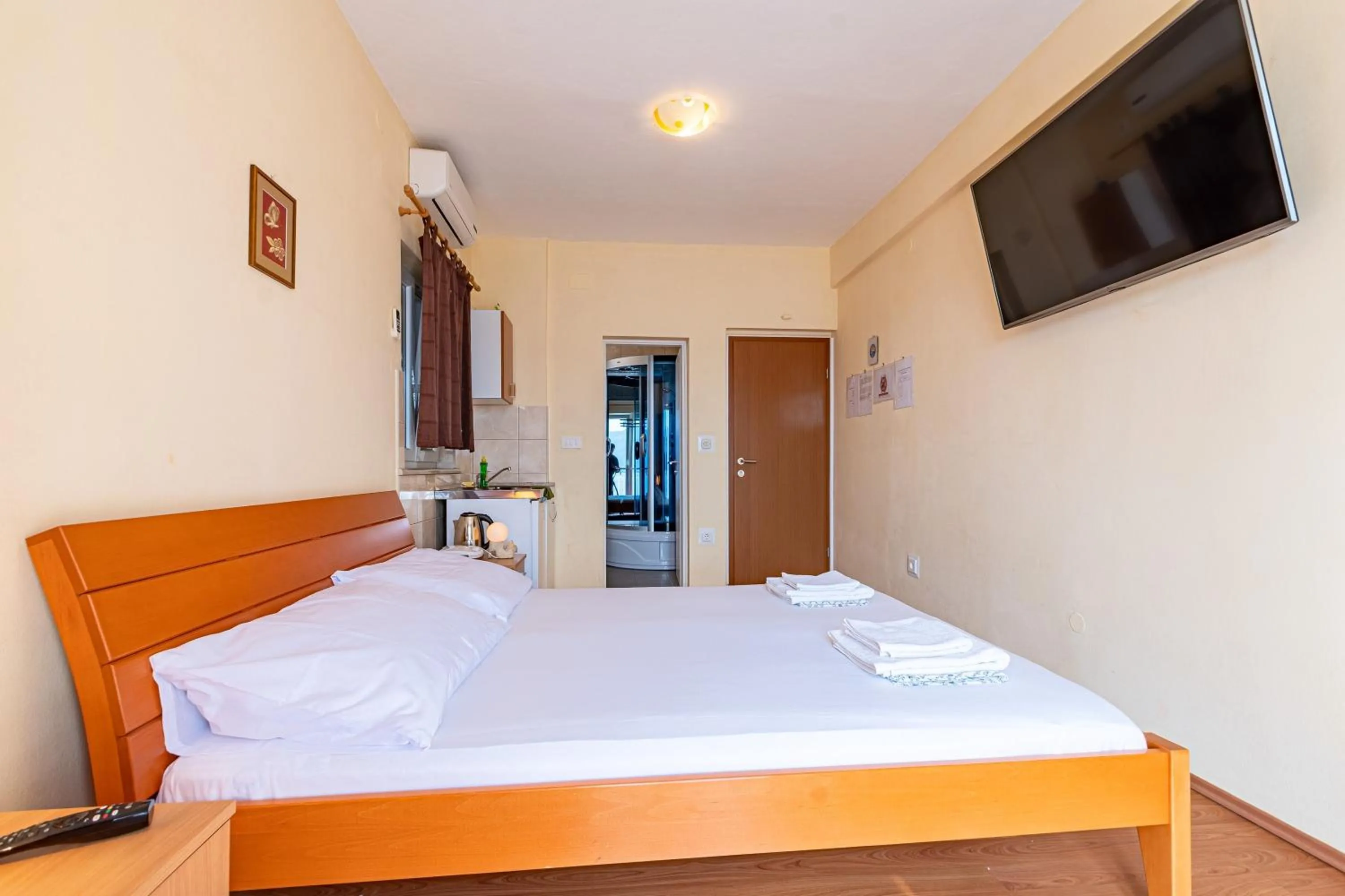 Bed in Apartments Siri, 1 min walk to the beach