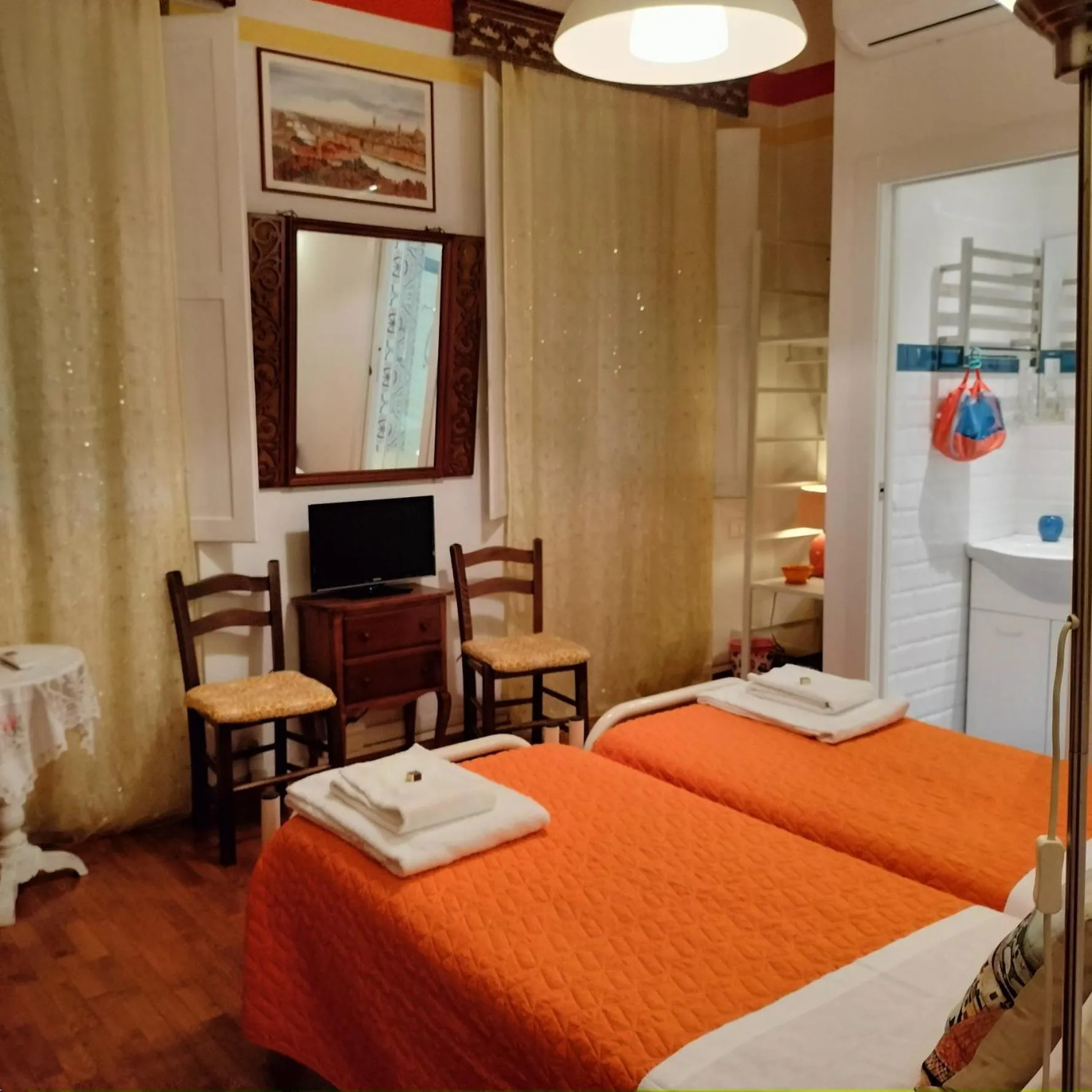 Photo of the whole room, Bed in BB Tre Gigli Firenze stazione, via Palazzuolo 55