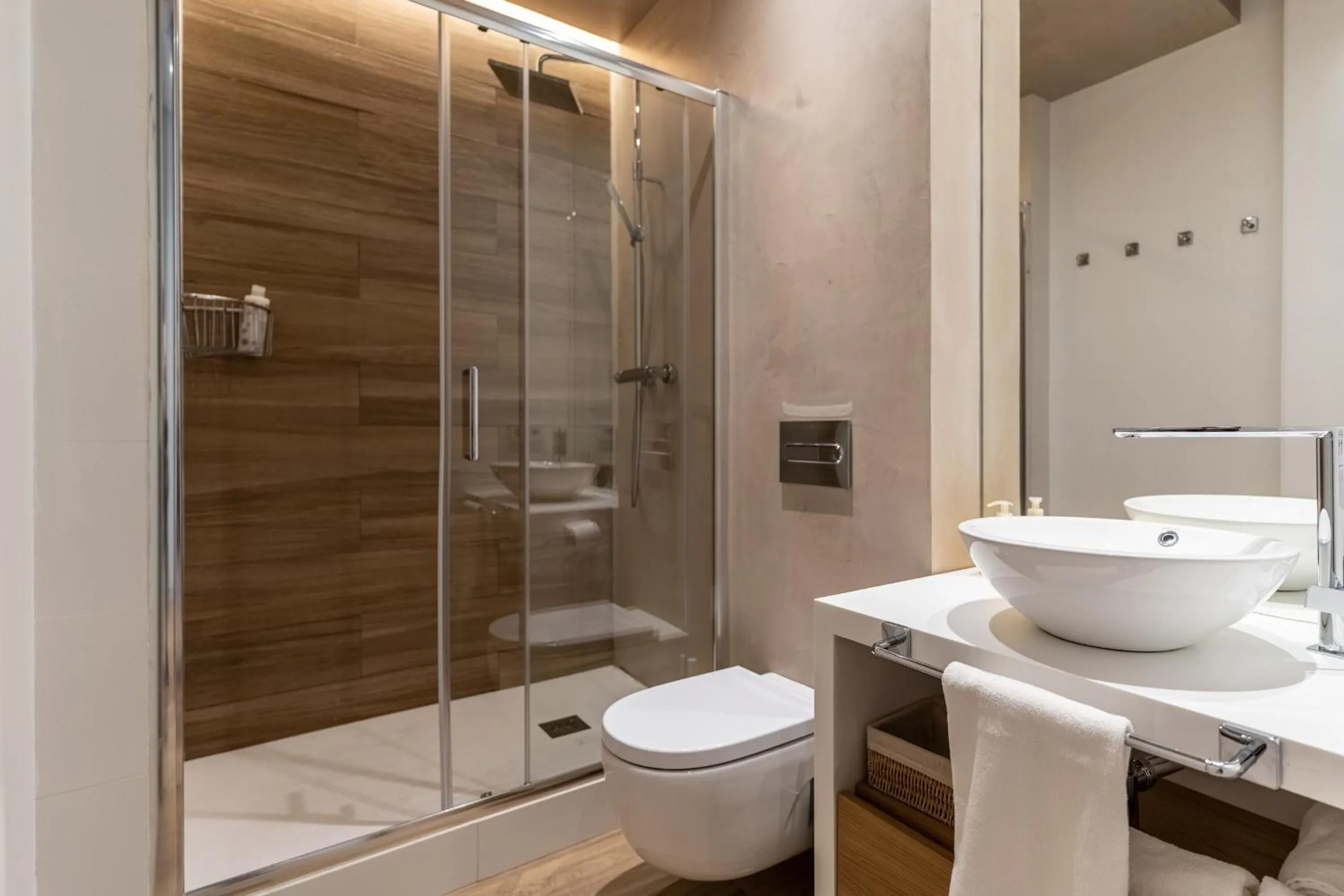 Shower in Tendillas Plaza