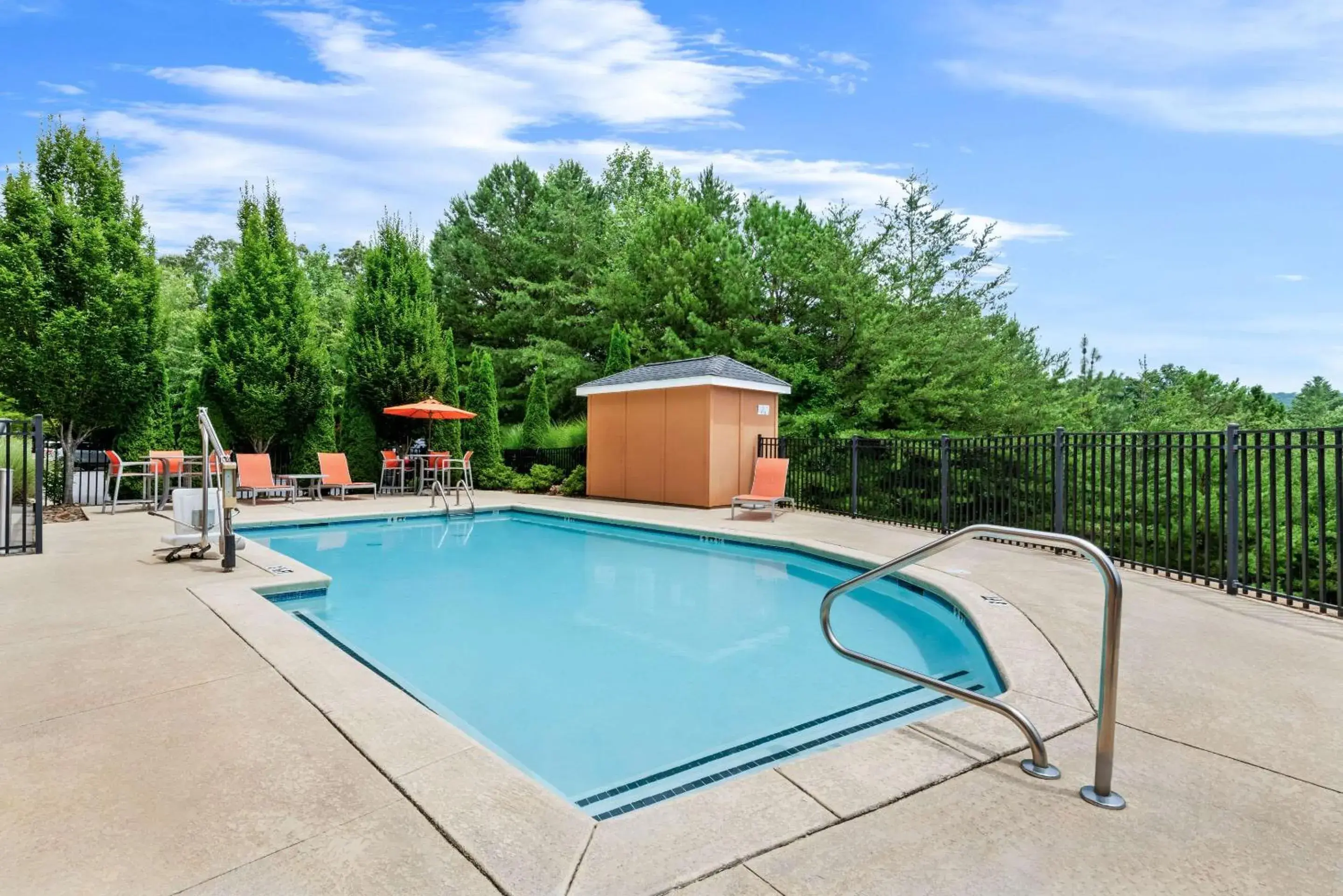Swimming pool in Comfort Inn Sylva - Cullowhee Swimming pool in Comfort Inn Sylva - Cullowhee