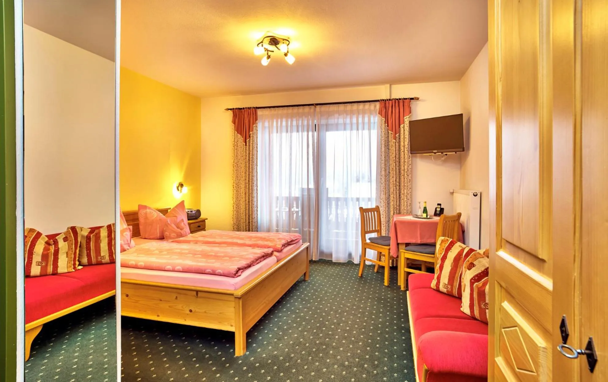 Photo of the whole room, Bed in Rehwinkel