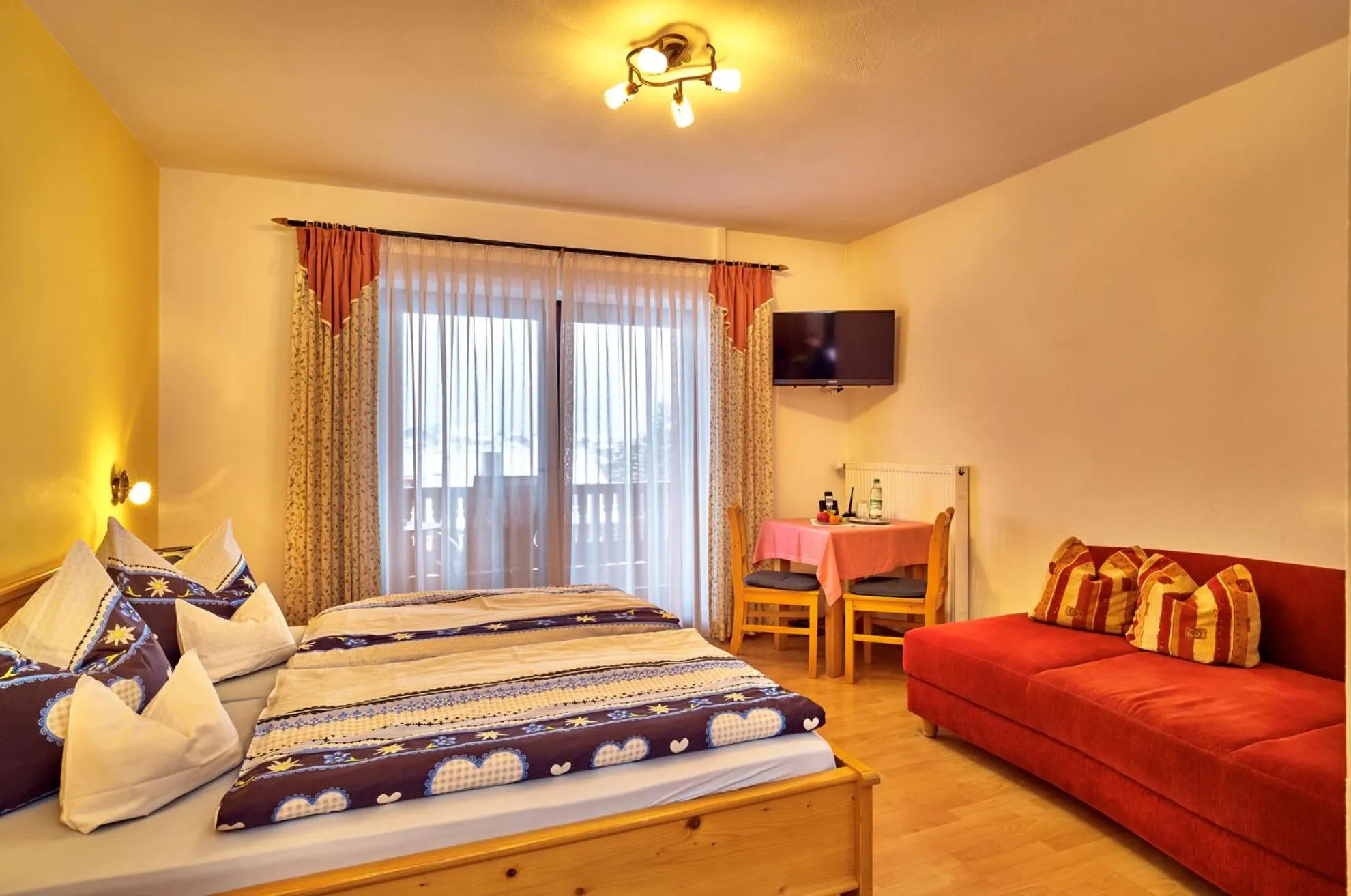 Photo of the whole room, Bed in Rehwinkel