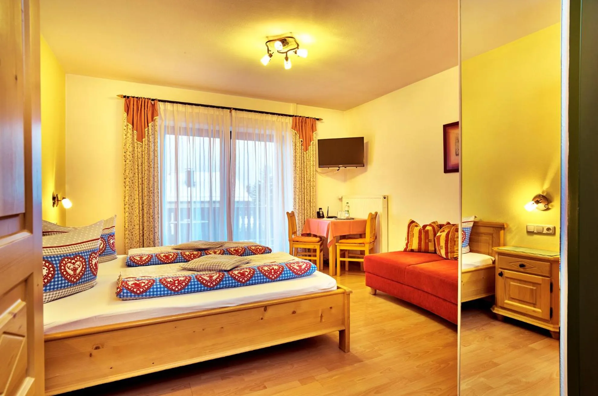 Photo of the whole room, Bed in Rehwinkel