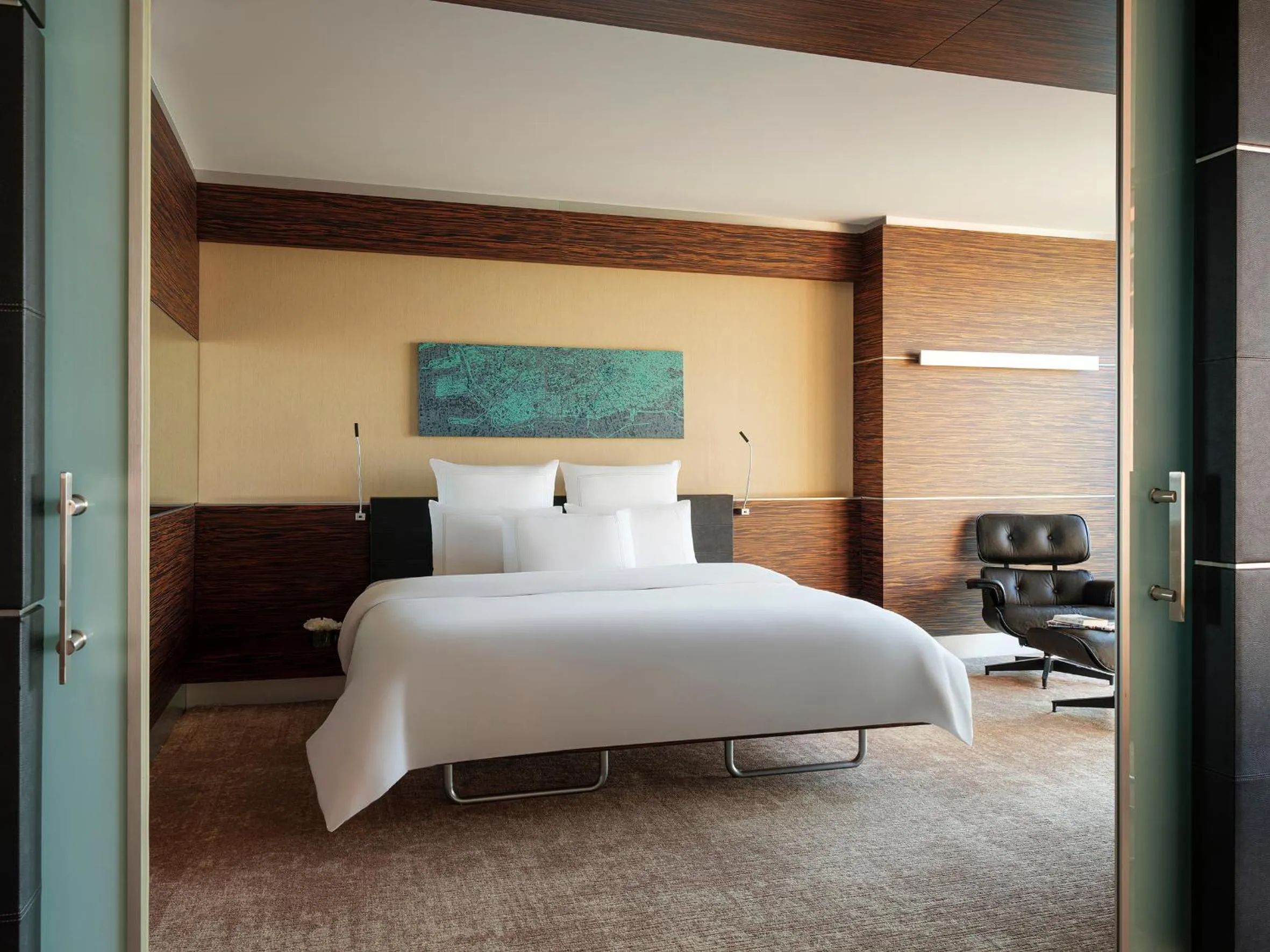 Seating area, Bed in Swissotel Buyuk Efes Izmir