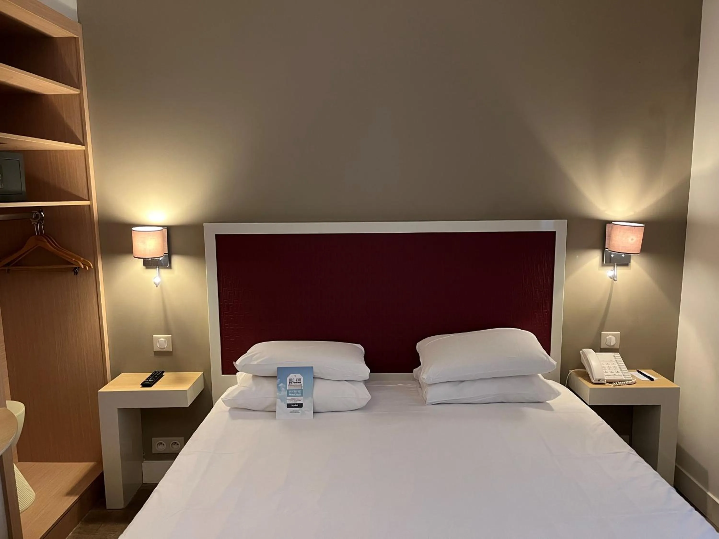 Bed in Kyriad Paris 18 - Porte de Clignancourt - Montmartre