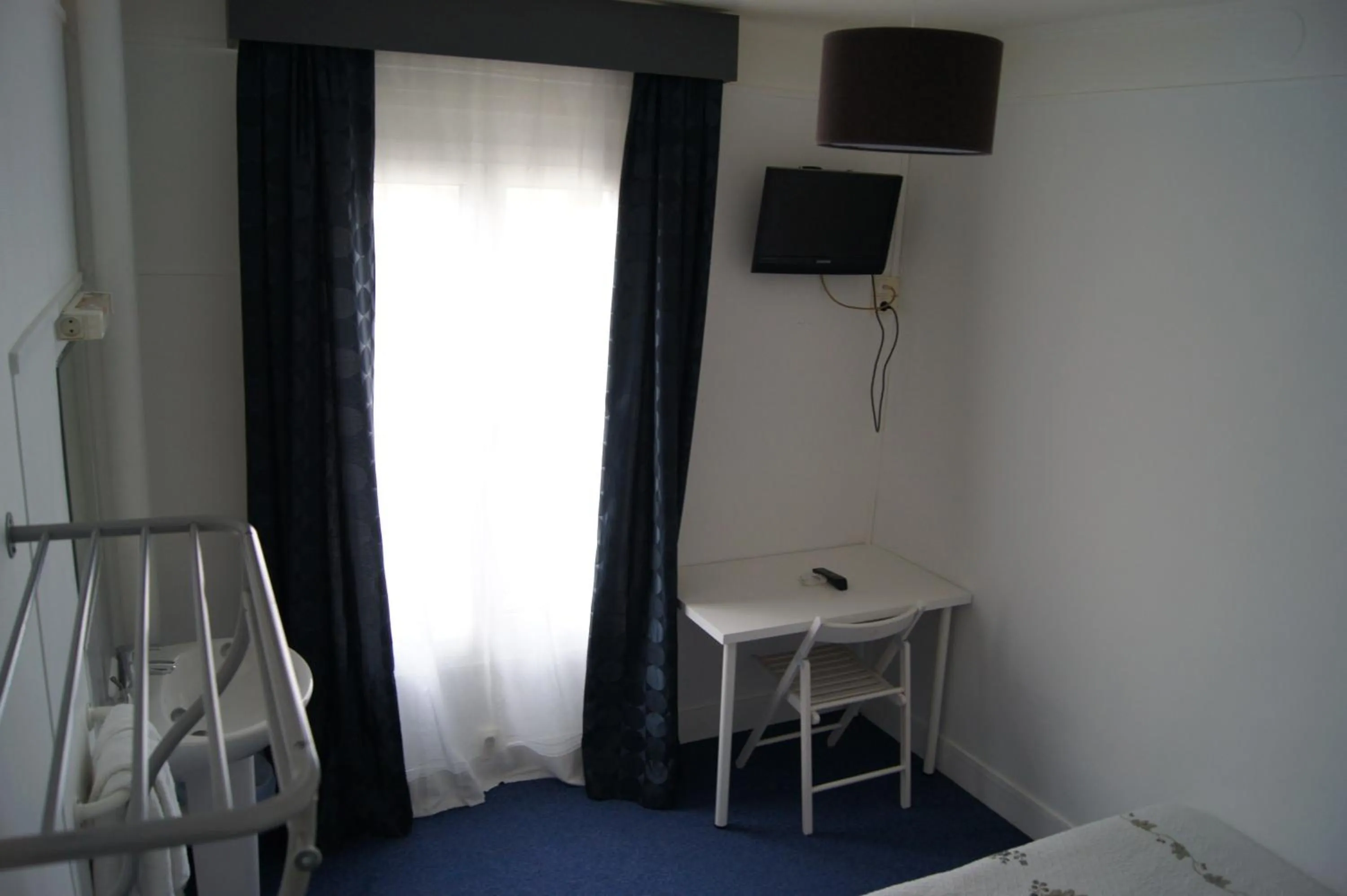 Bedroom, Bed in Hôtel Moderne