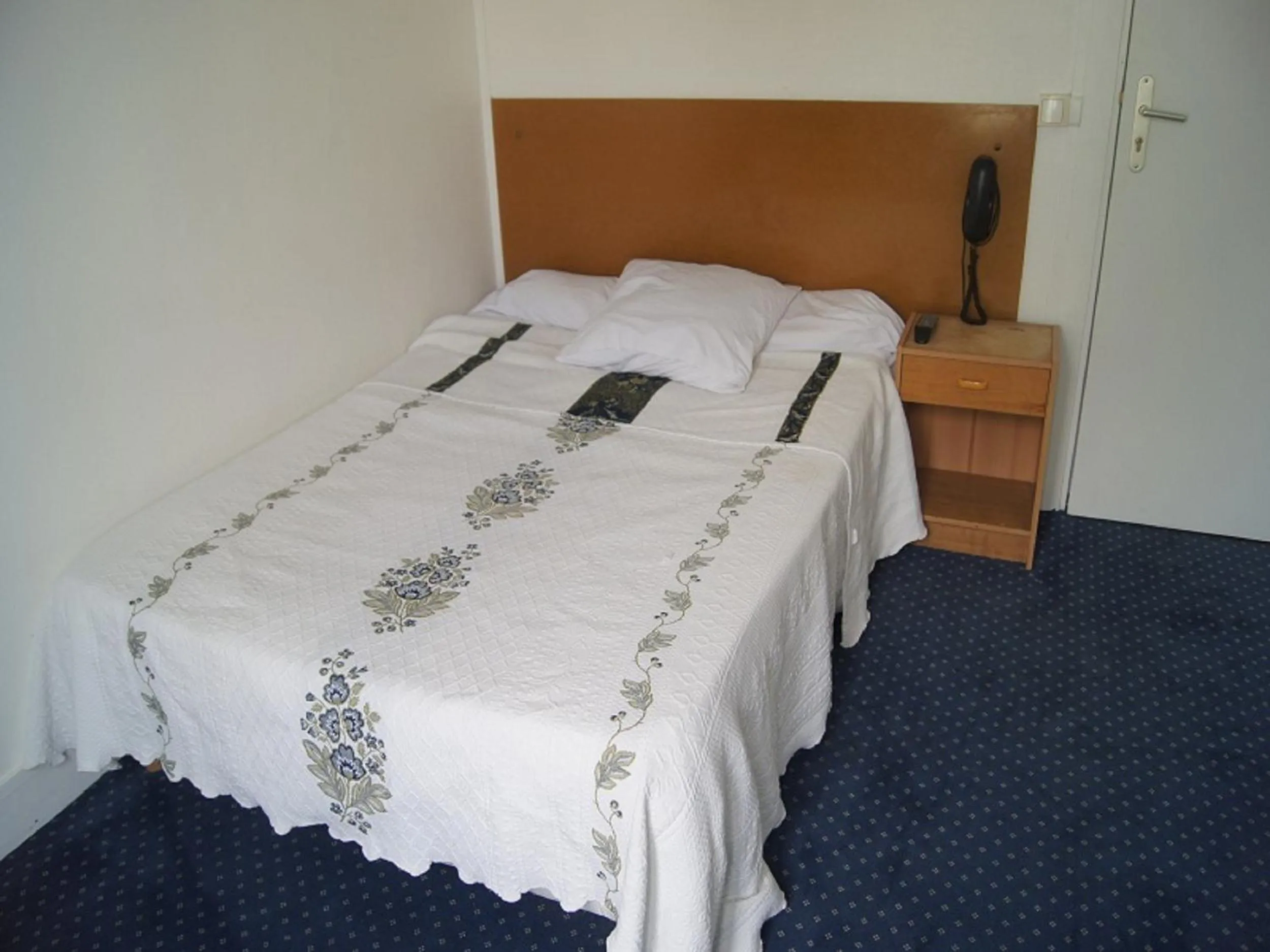 Bedroom, Bed in Hôtel Moderne