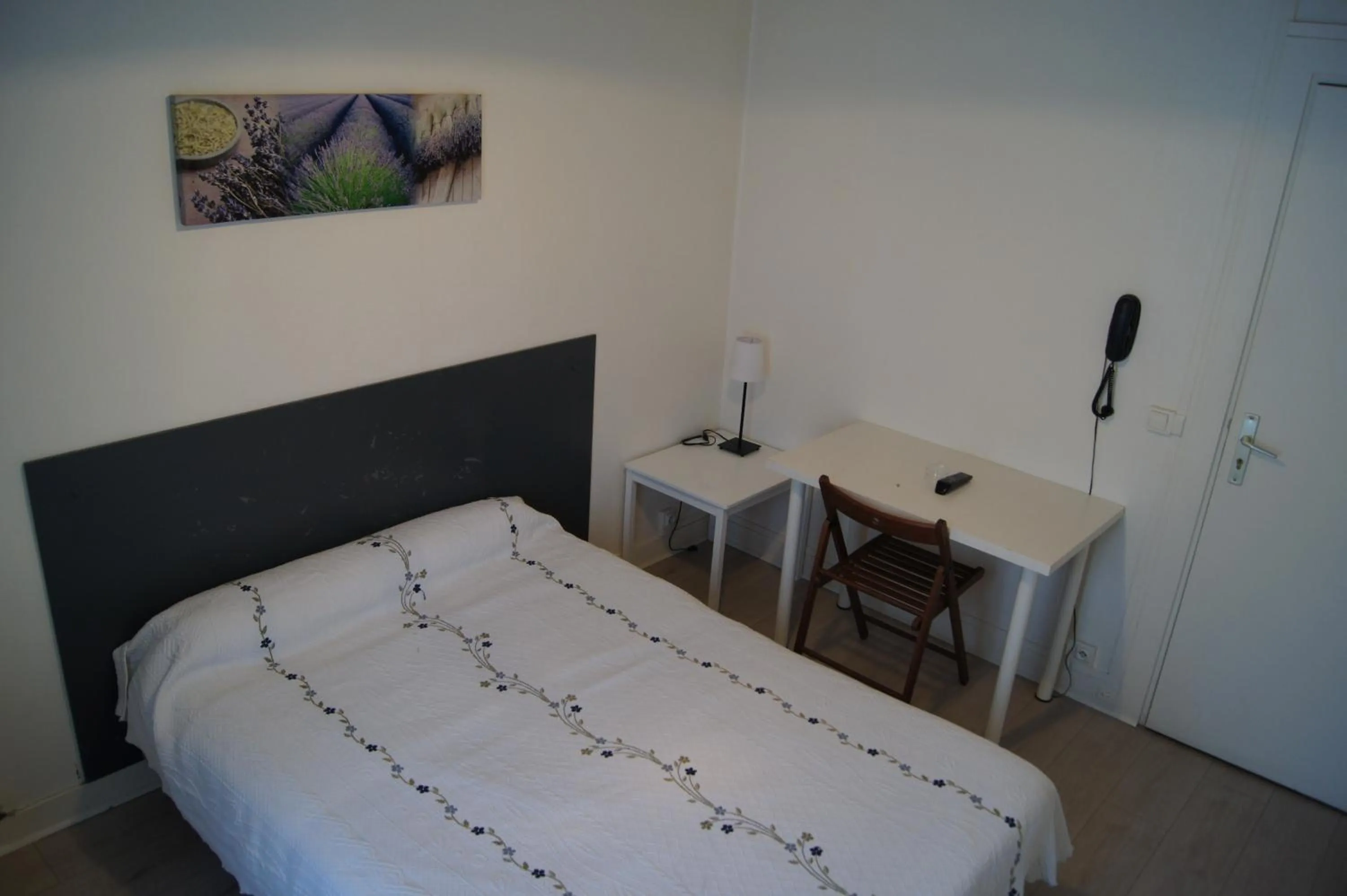 Bedroom, Bed in Hôtel Moderne