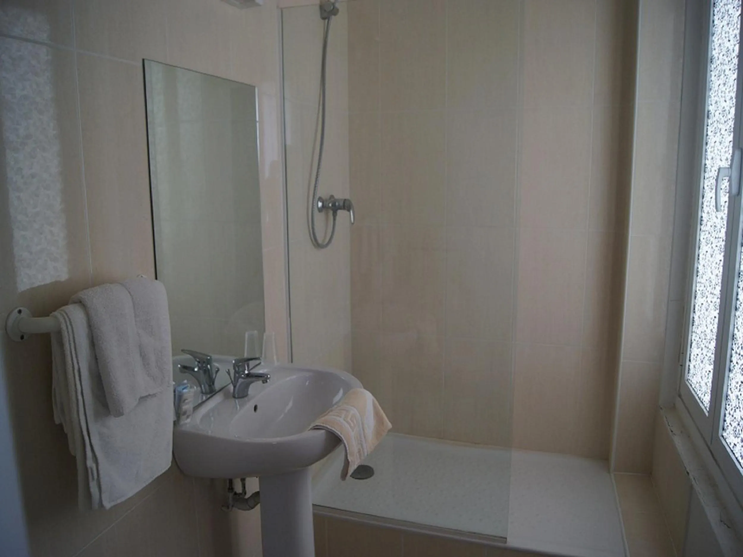 Bathroom in Hôtel Moderne