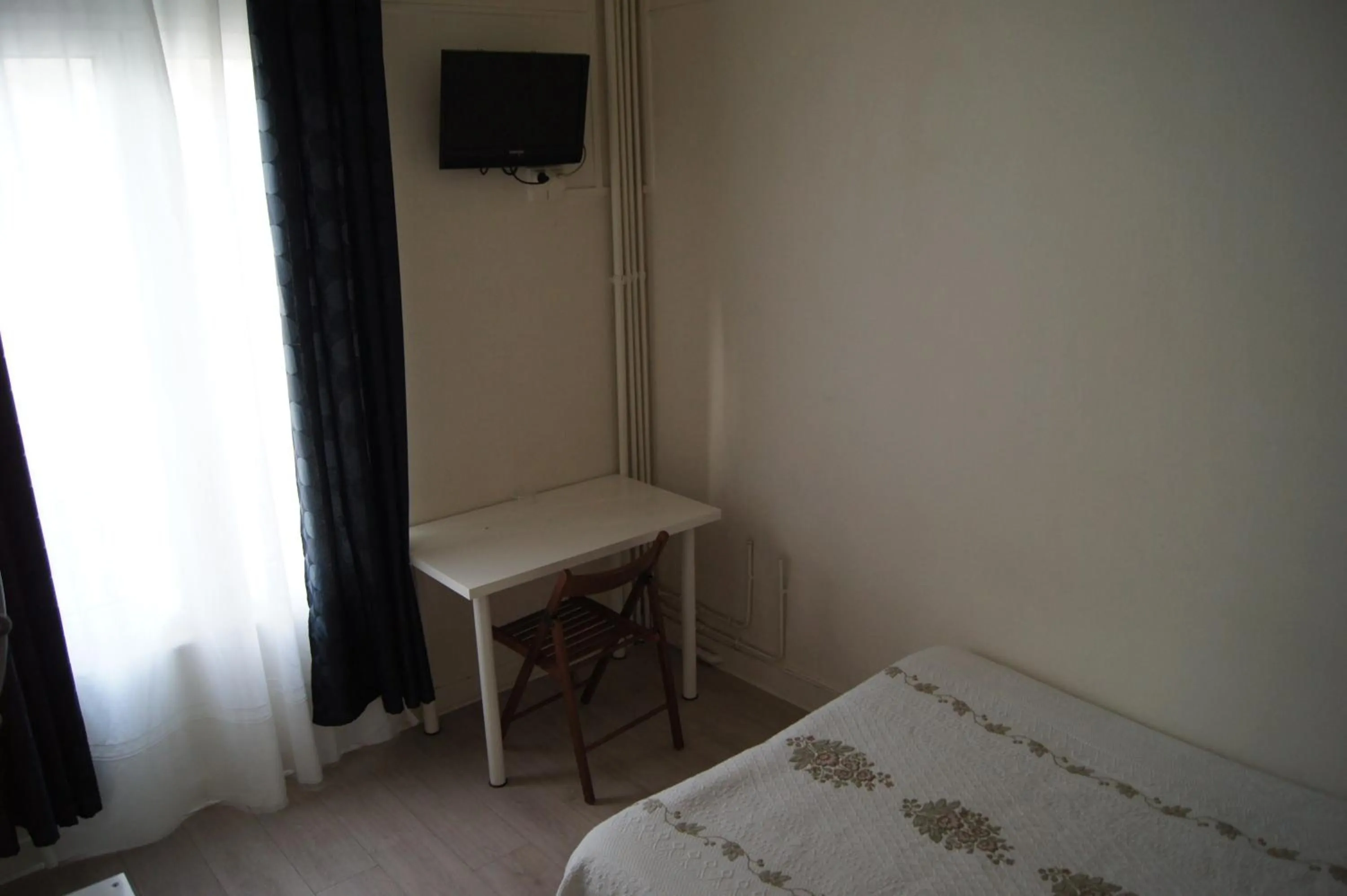 Bedroom, Bed in Hôtel Moderne