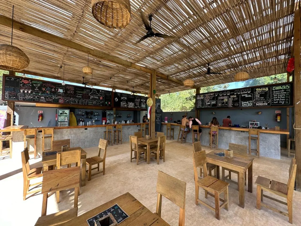 Restaurant/places to eat in Straw Hat Surf Hostel & Bar