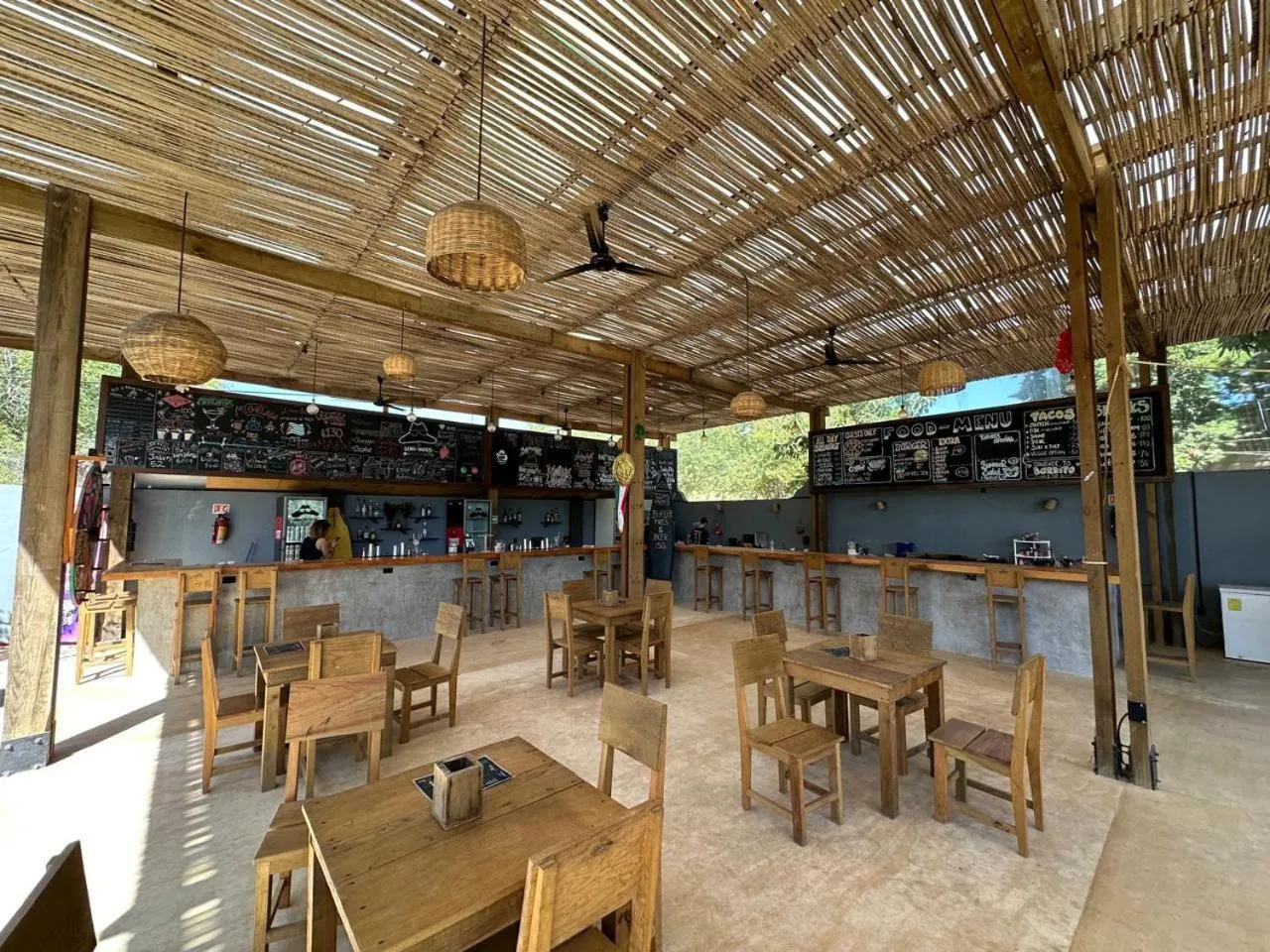 Property building in Straw Hat Surf Hostel & Bar