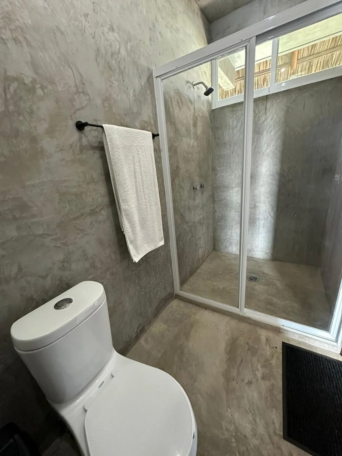 Bathroom in Straw Hat Surf Hostel & Bar