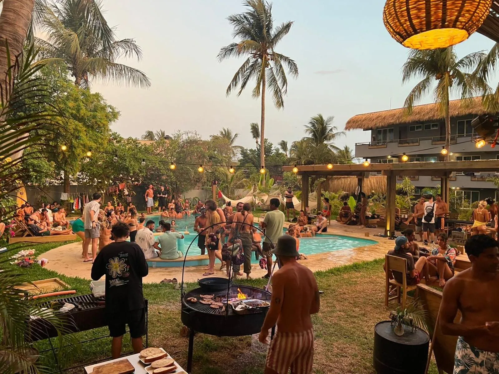 Restaurant/places to eat in Straw Hat Surf Hostel & Bar