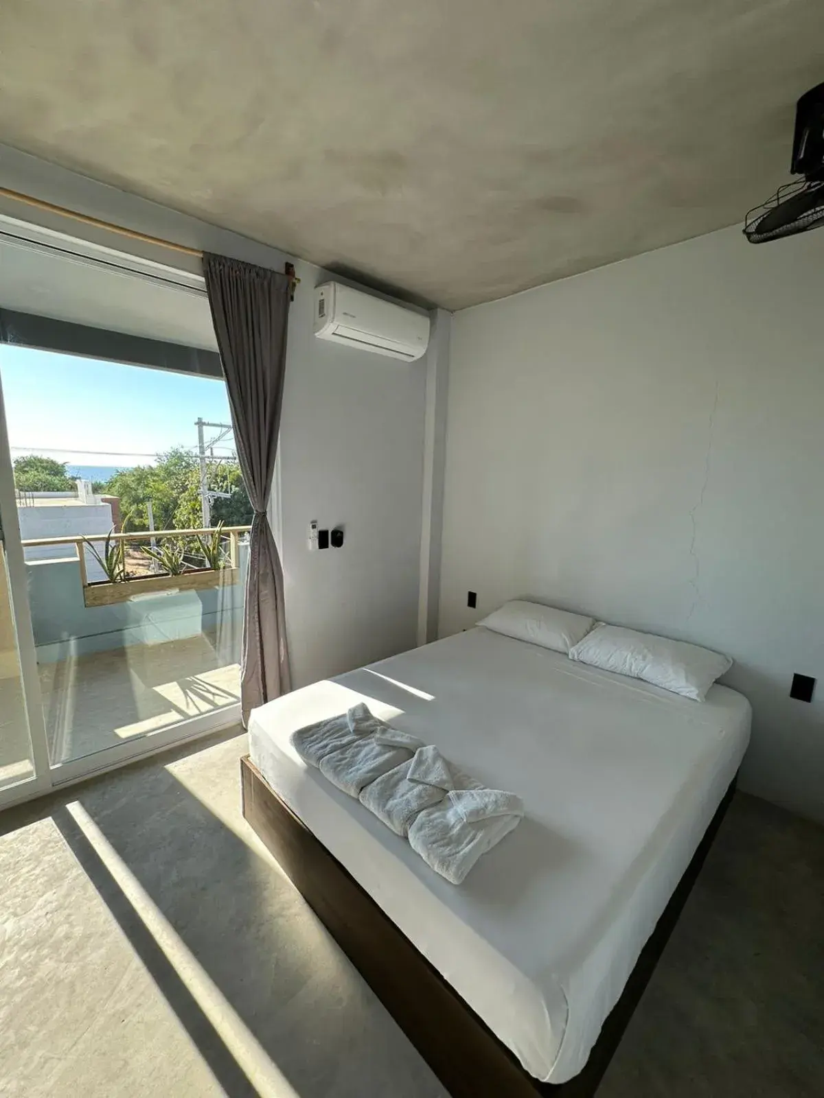 Deluxe Double Room in Straw Hat Surf Hostel & Bar Deluxe Double Room in Straw Hat Surf Hostel & Bar