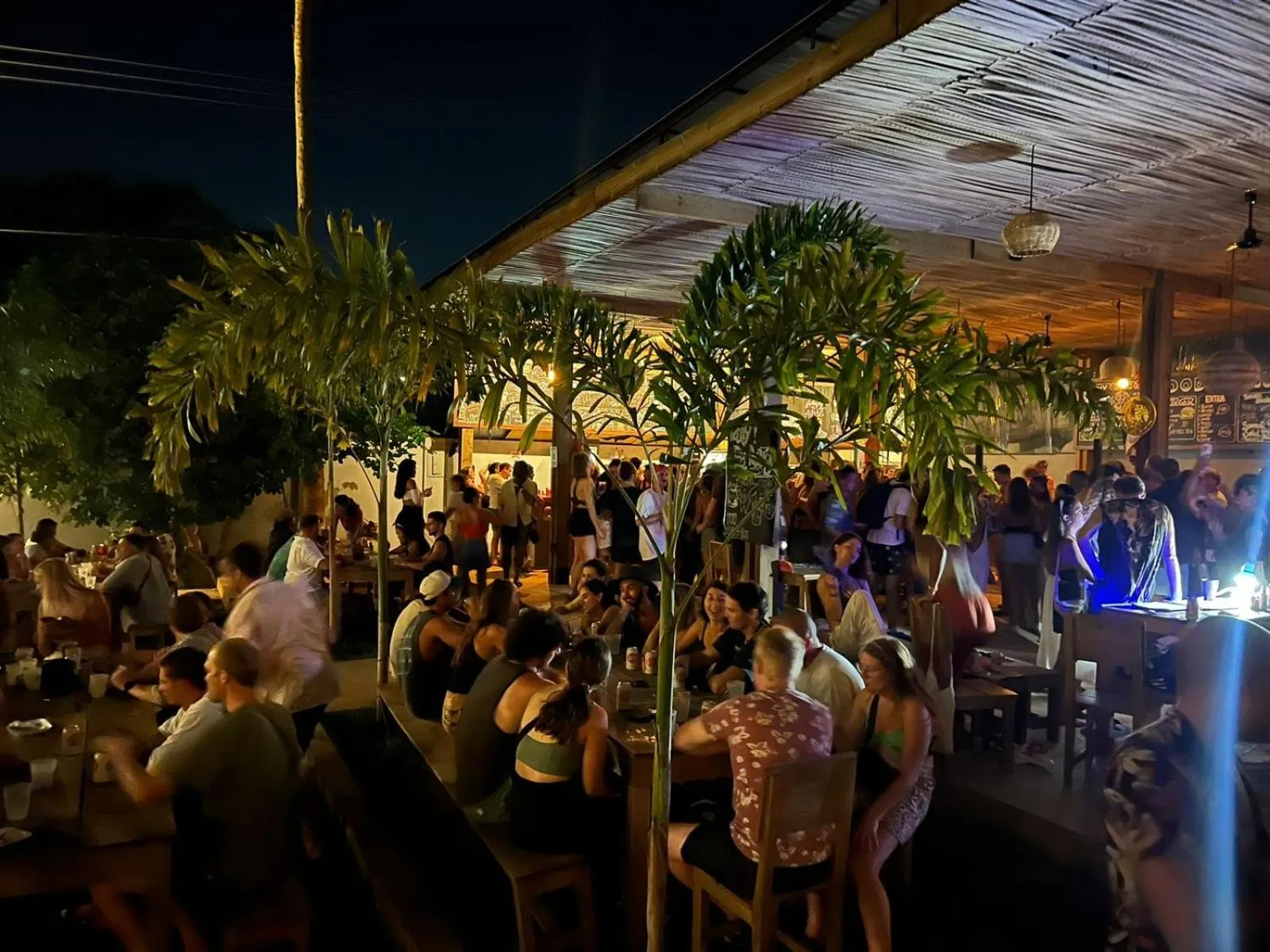 Restaurant/places to eat in Straw Hat Surf Hostel & Bar