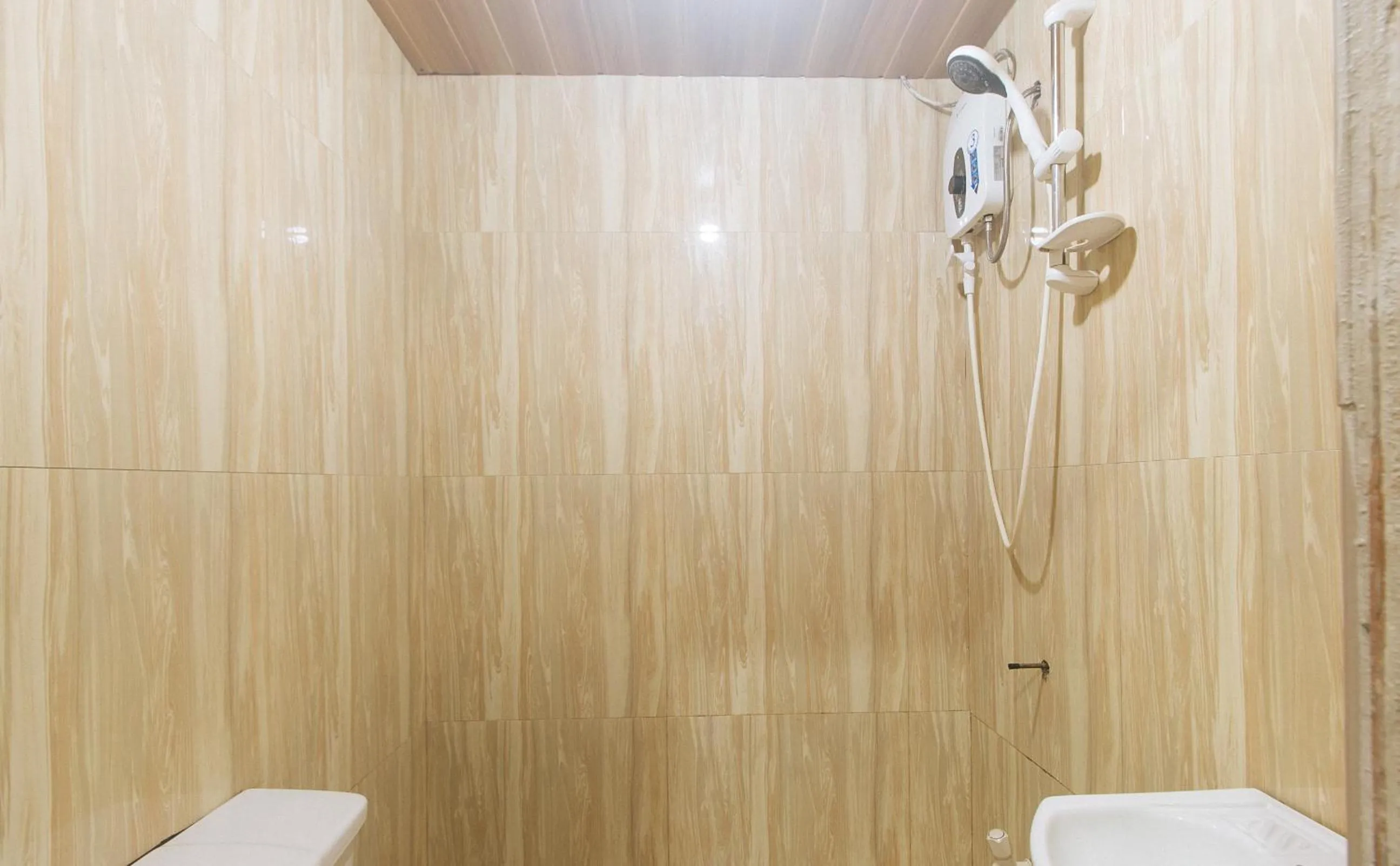 Shower in RedDoorz @ Plaza La Paz Iloilo City