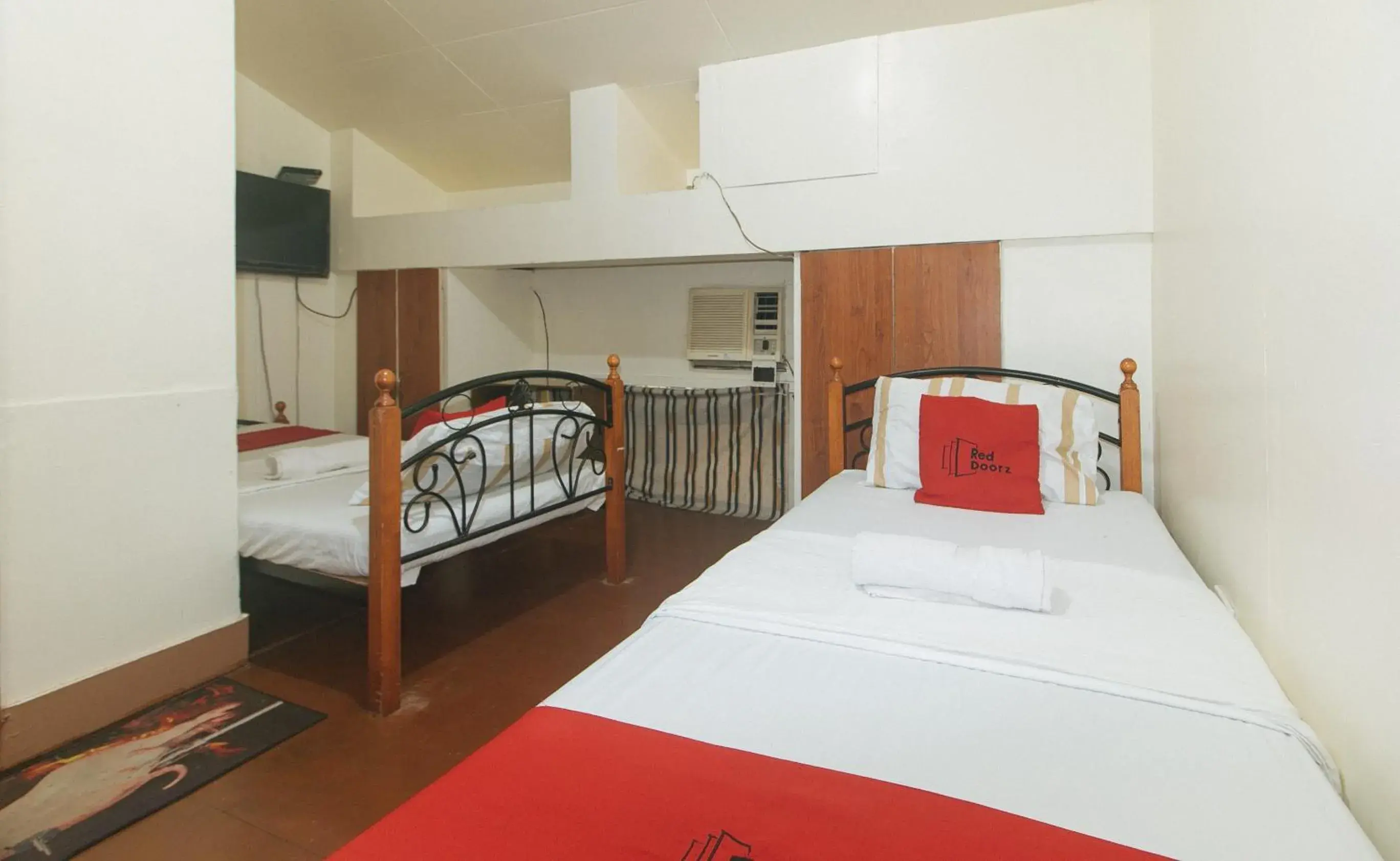 Twin Room in RedDoorz @ Plaza La Paz Iloilo City Twin Room in RedDoorz @ Plaza La Paz Iloilo City