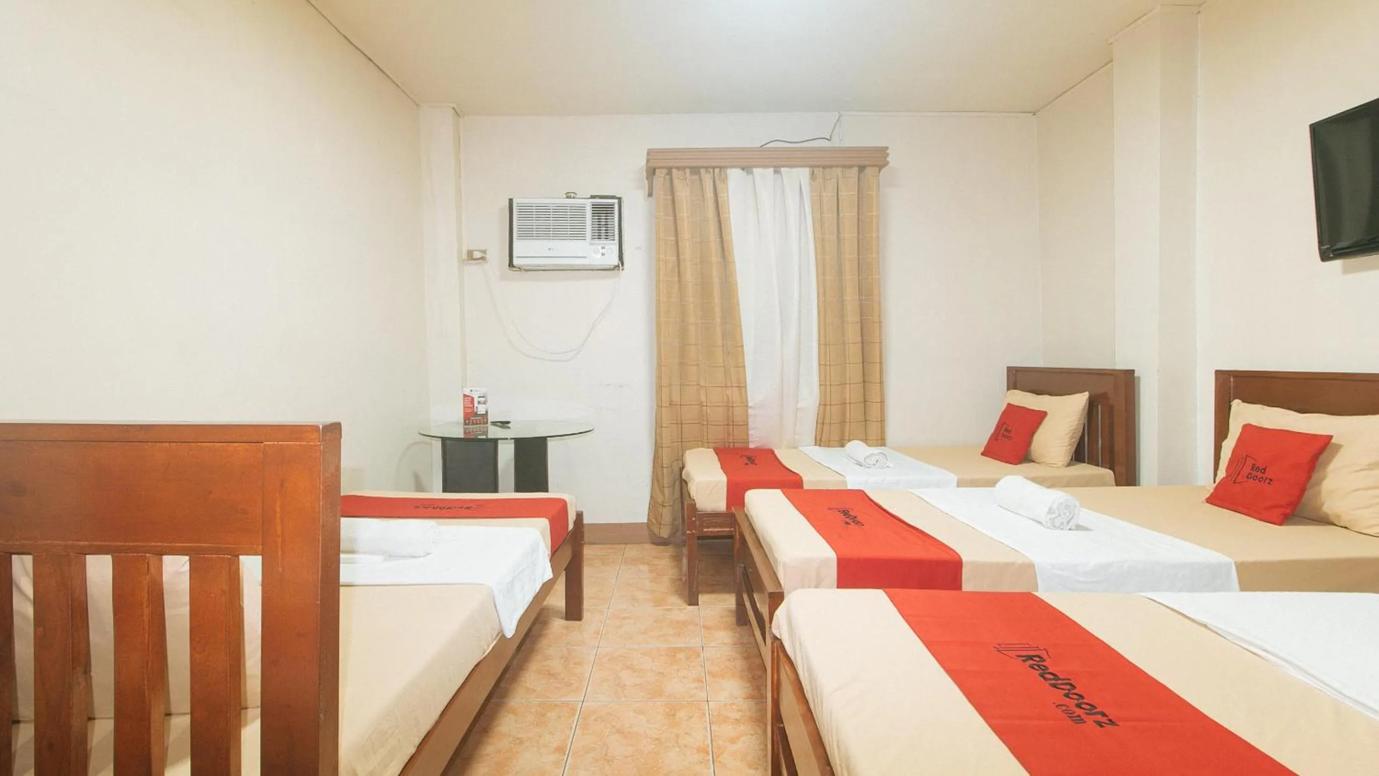 TV and multimedia, Bed in RedDoorz @ Plaza La Paz Iloilo City