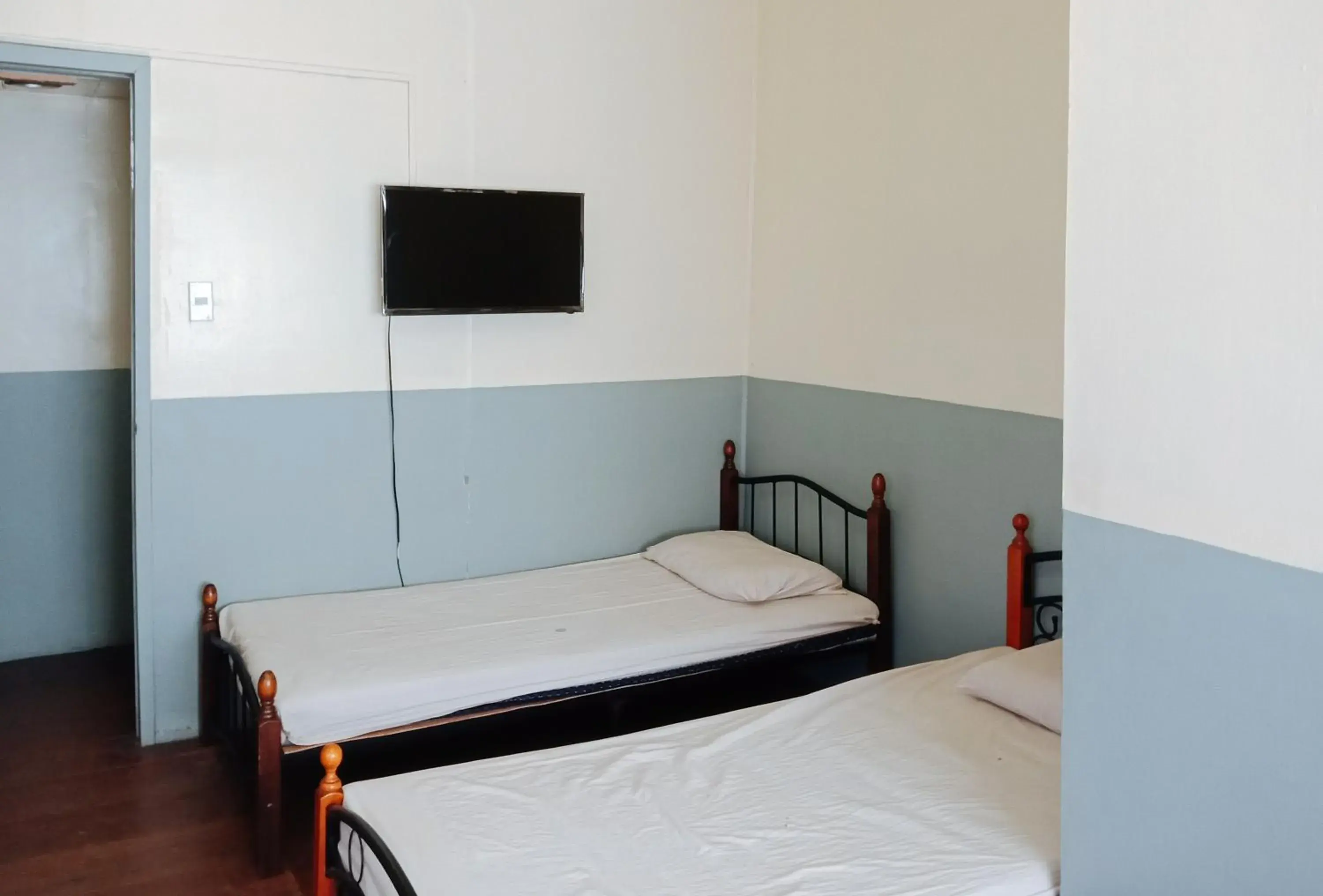 Twin Room in RedDoorz @ Plaza La Paz Iloilo City Twin Room in RedDoorz @ Plaza La Paz Iloilo City