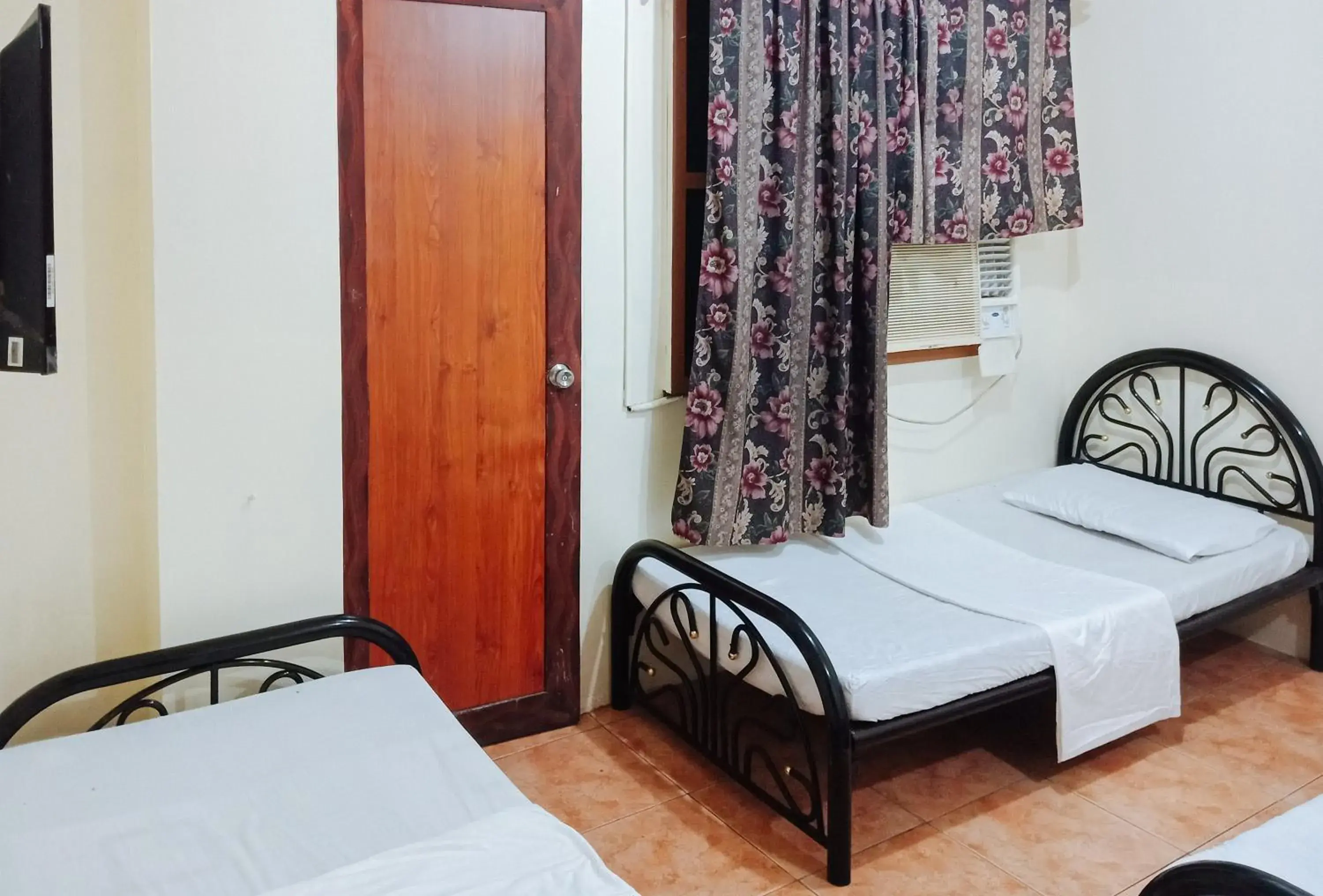 Quadruple Room in RedDoorz @ Plaza La Paz Iloilo City Quadruple Room in RedDoorz @ Plaza La Paz Iloilo City