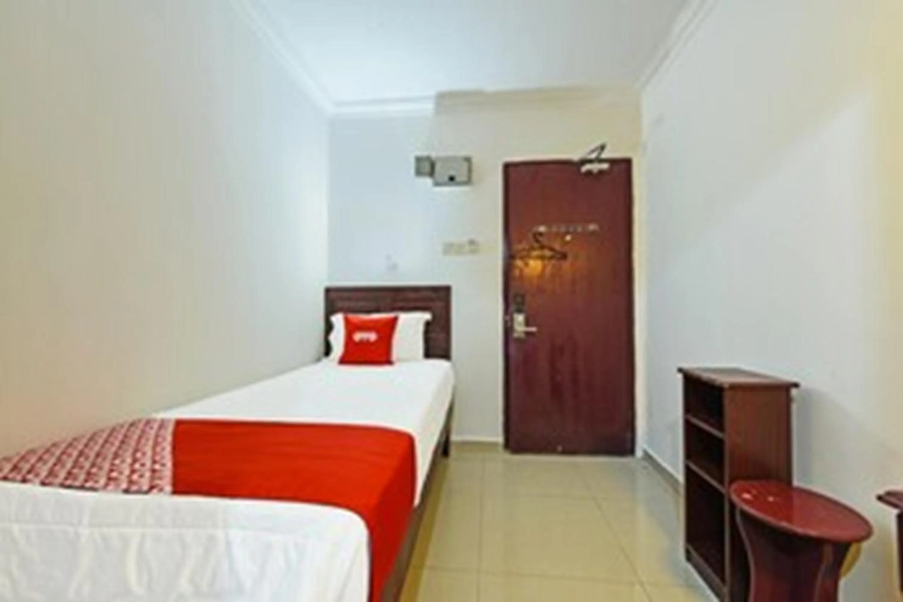 Photo of the whole room, Bed in Super OYO 90572 J Hotel Masjid India