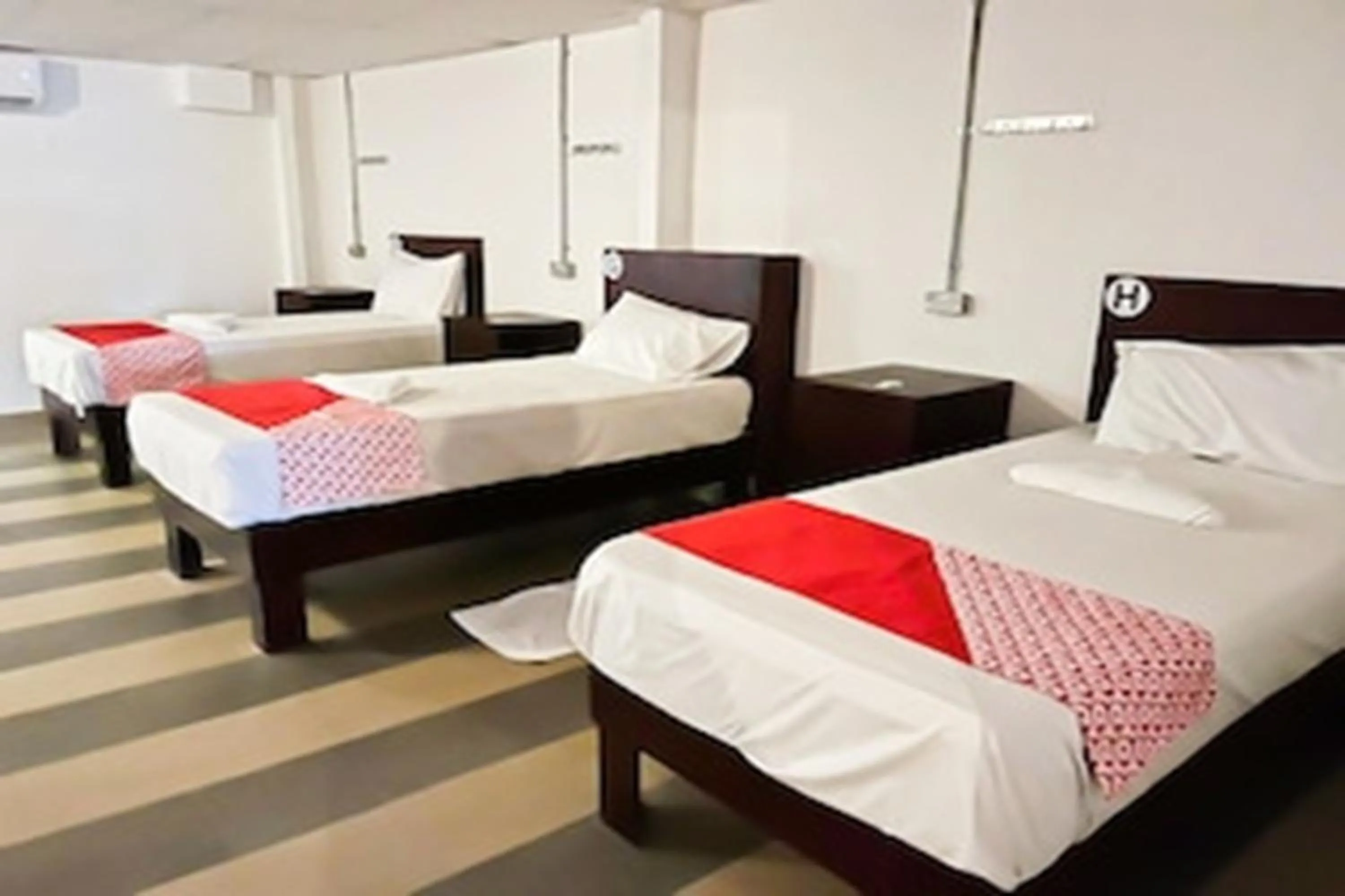 Photo of the whole room, Bed in Super OYO 90572 J Hotel Masjid India